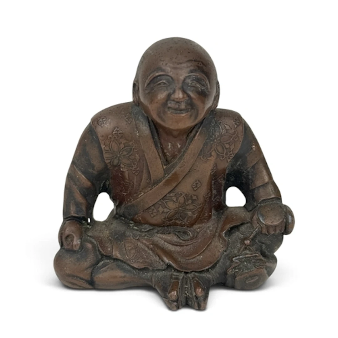 A JAPANESE BRONZE SEATED FIGURE 5.5cm H