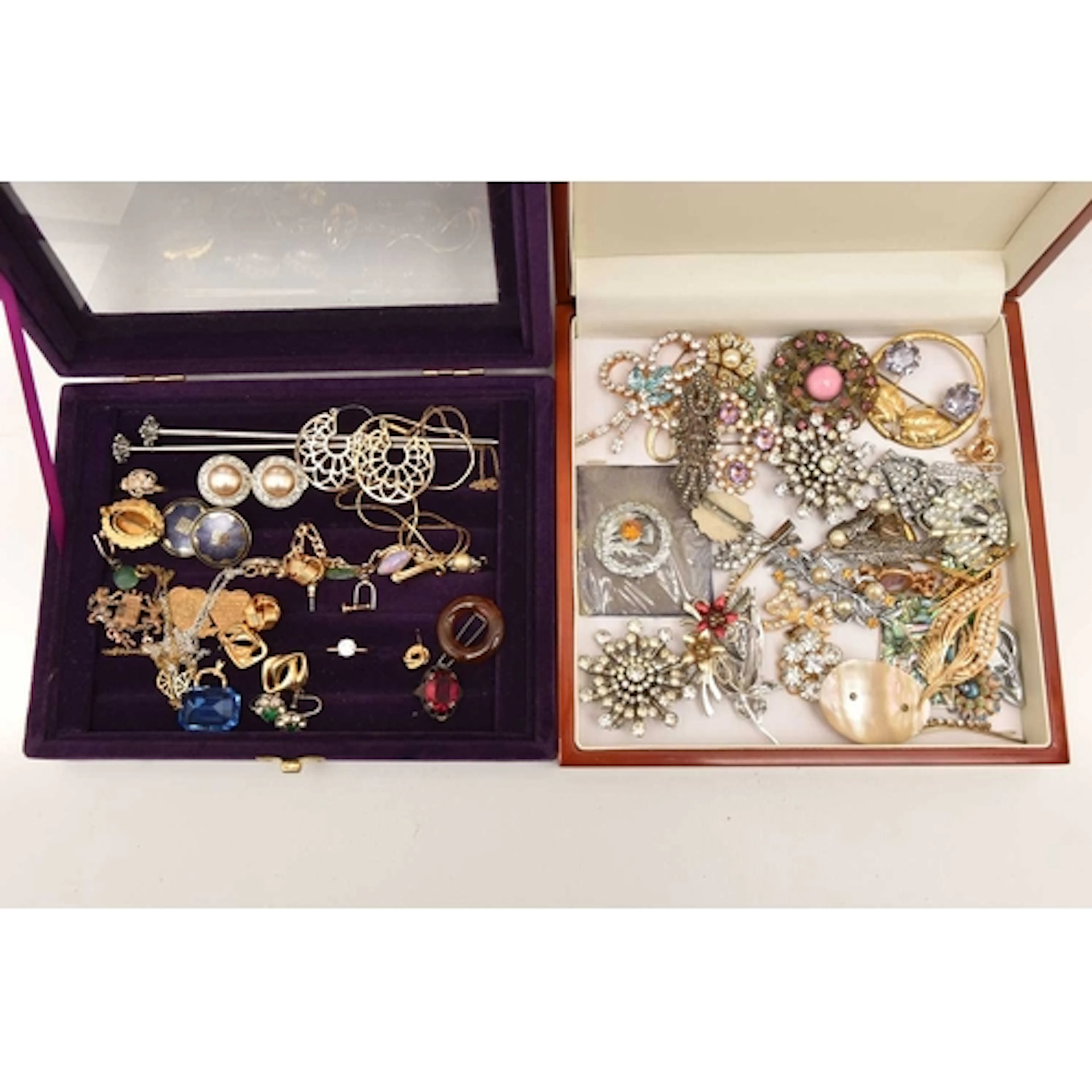 AN ASSORTMENT OF COSTUME JEWELLERY, to include a selection o...
