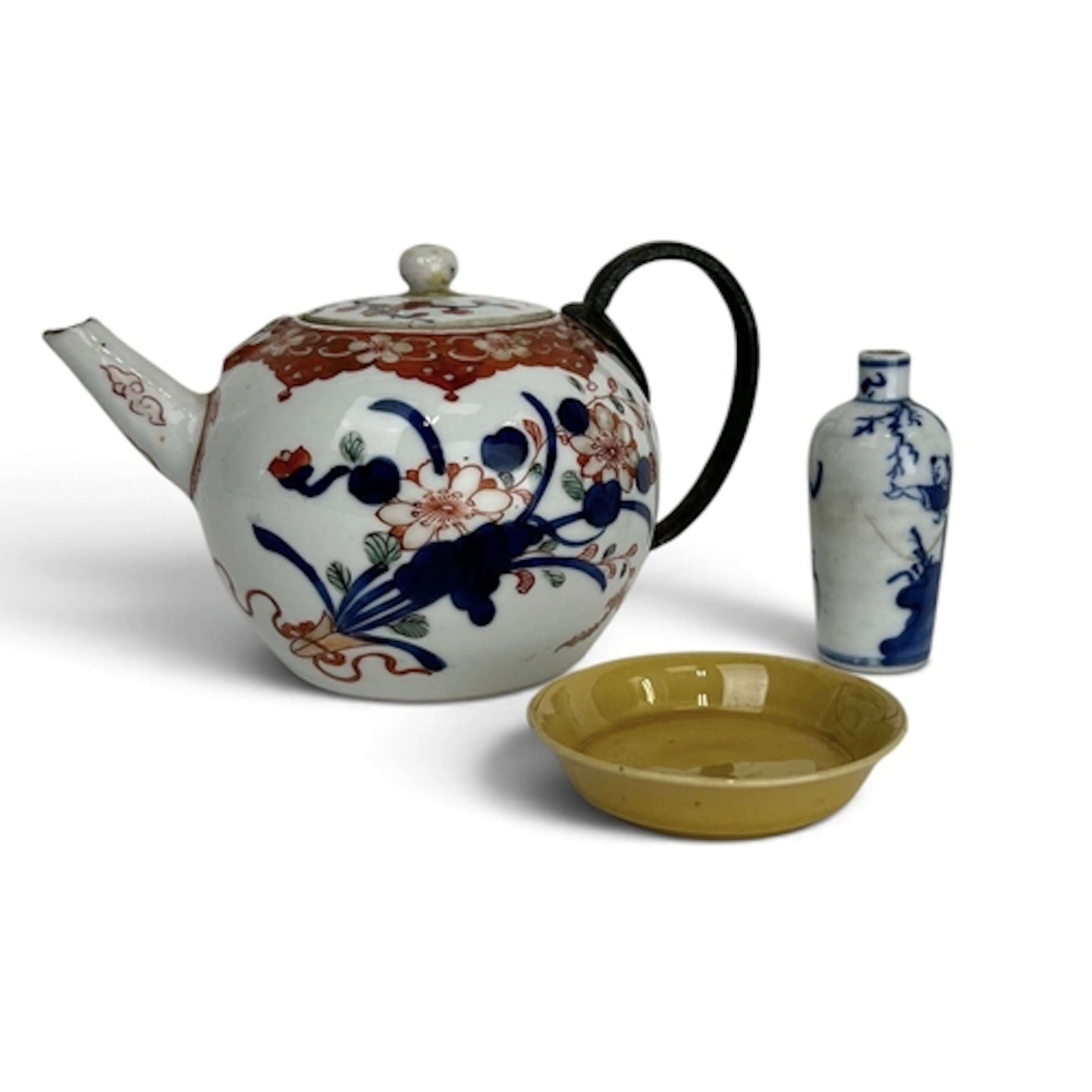 A COLLECTION OF CHINESE CERAMICS To include a teapot, dish a...