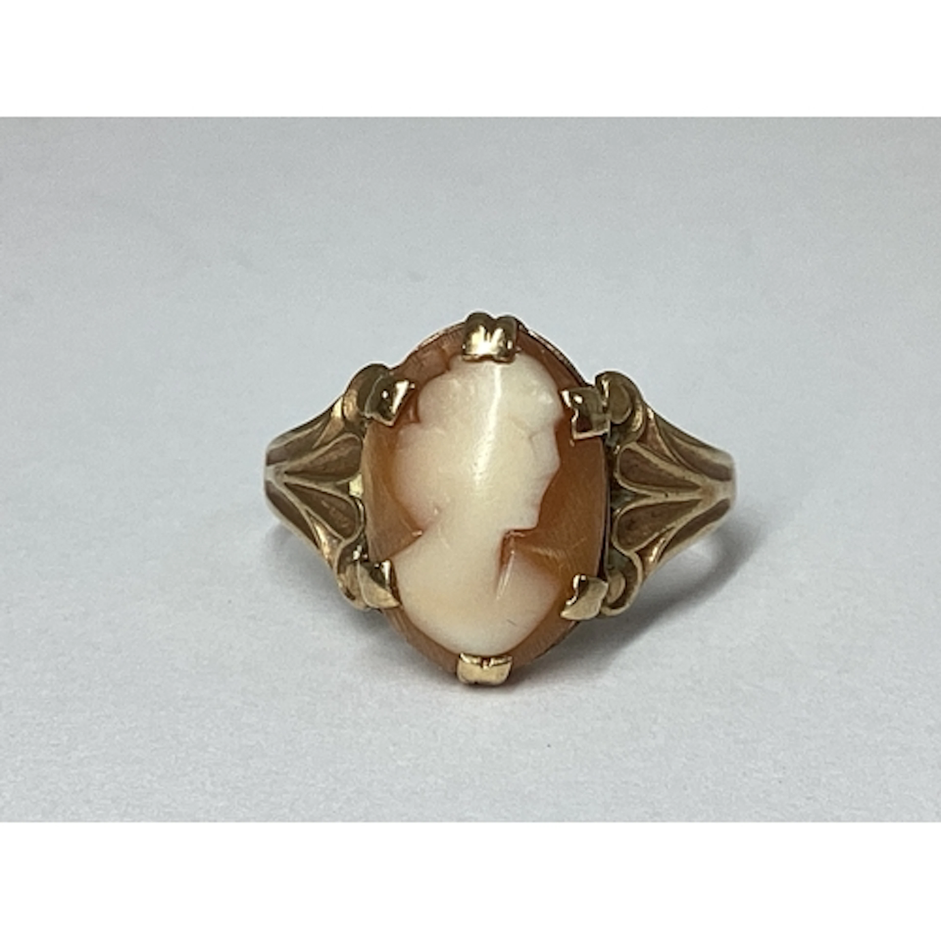 A 9ct Gold Oval Shell Carved Cameo Ring, depicting the profi...