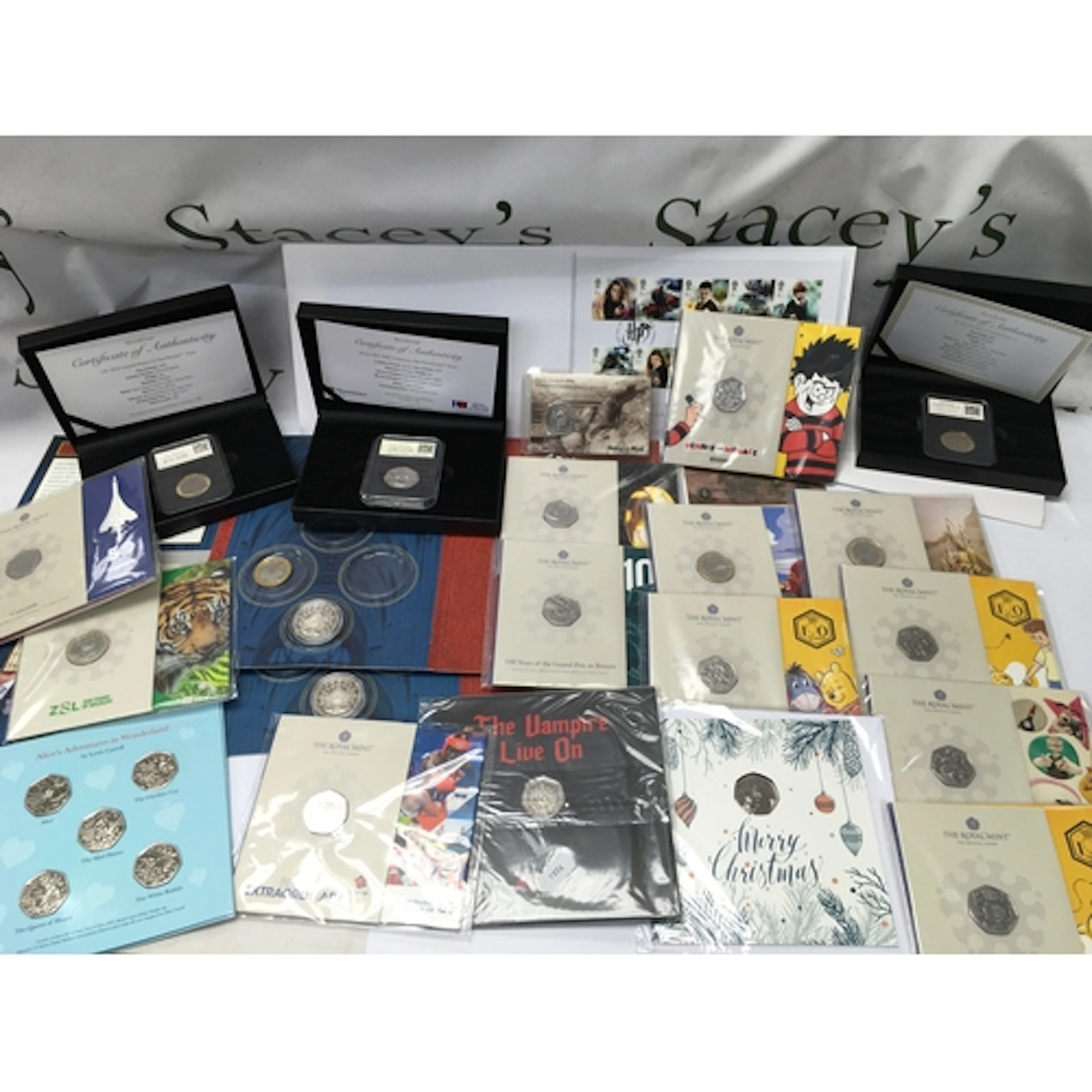 A collection of assorted commemorative 50p and £2 coin...