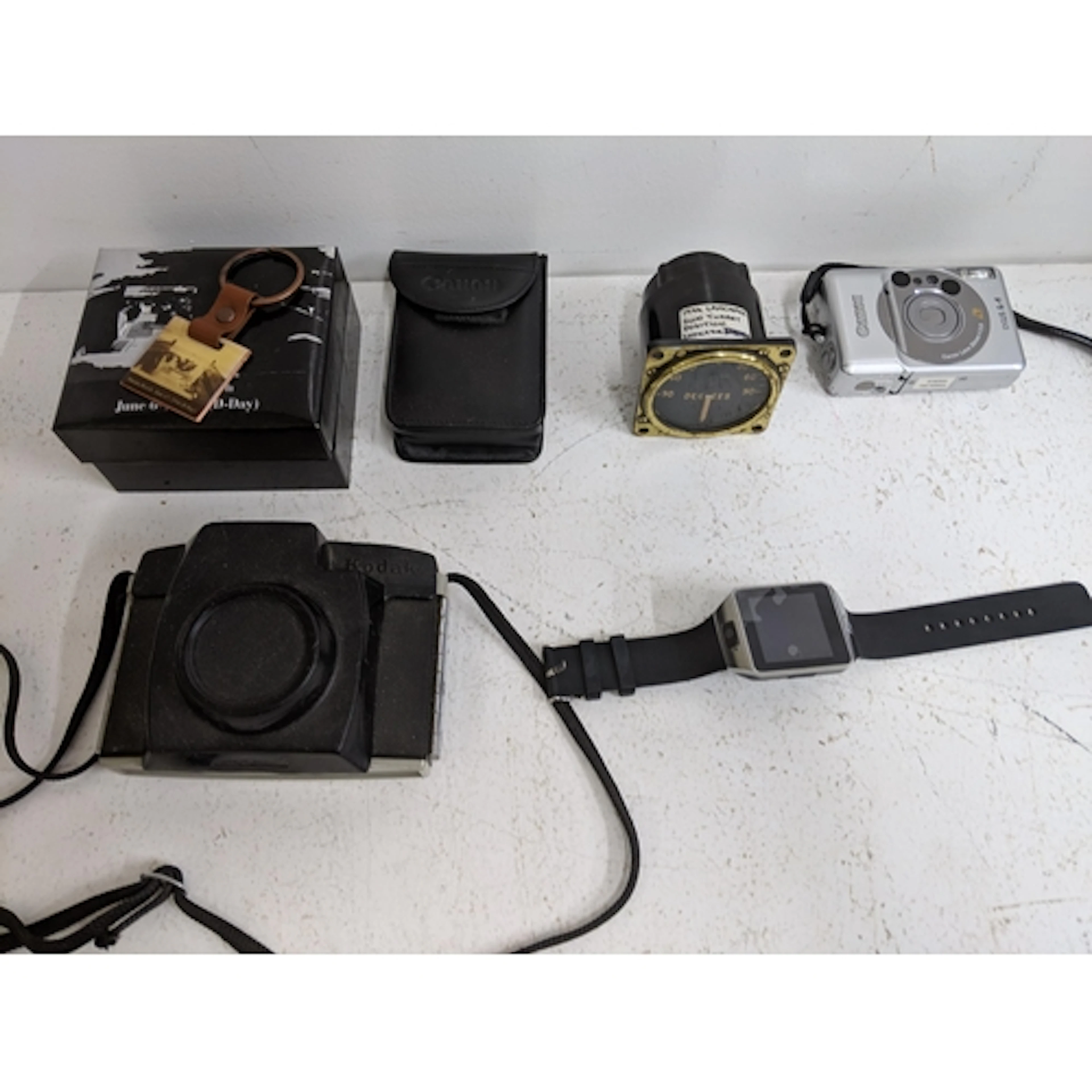 A small mixed lot to include a modern digital compact camera...