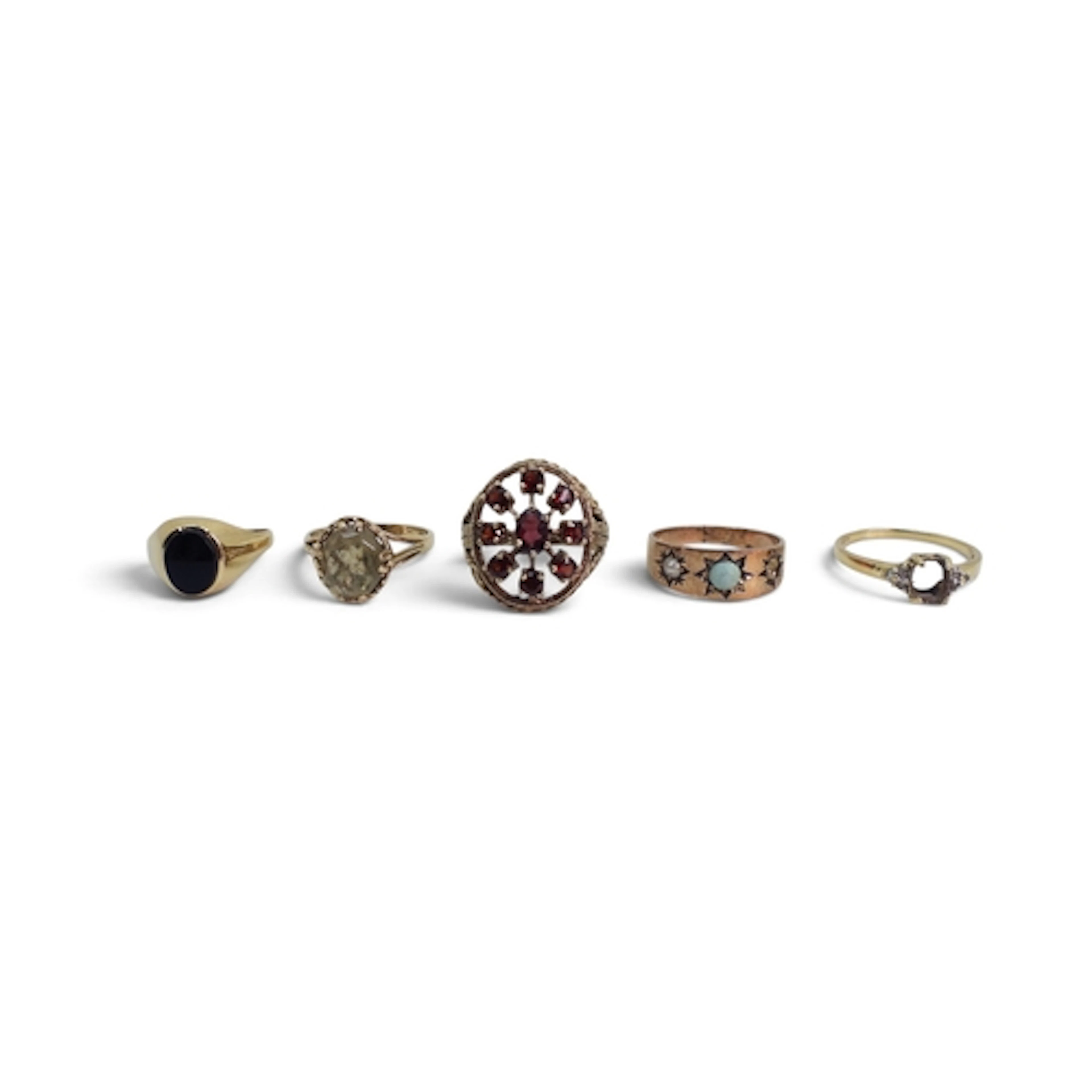 Five 9ct gold and yellow metal rings, garnet cluster size L1...