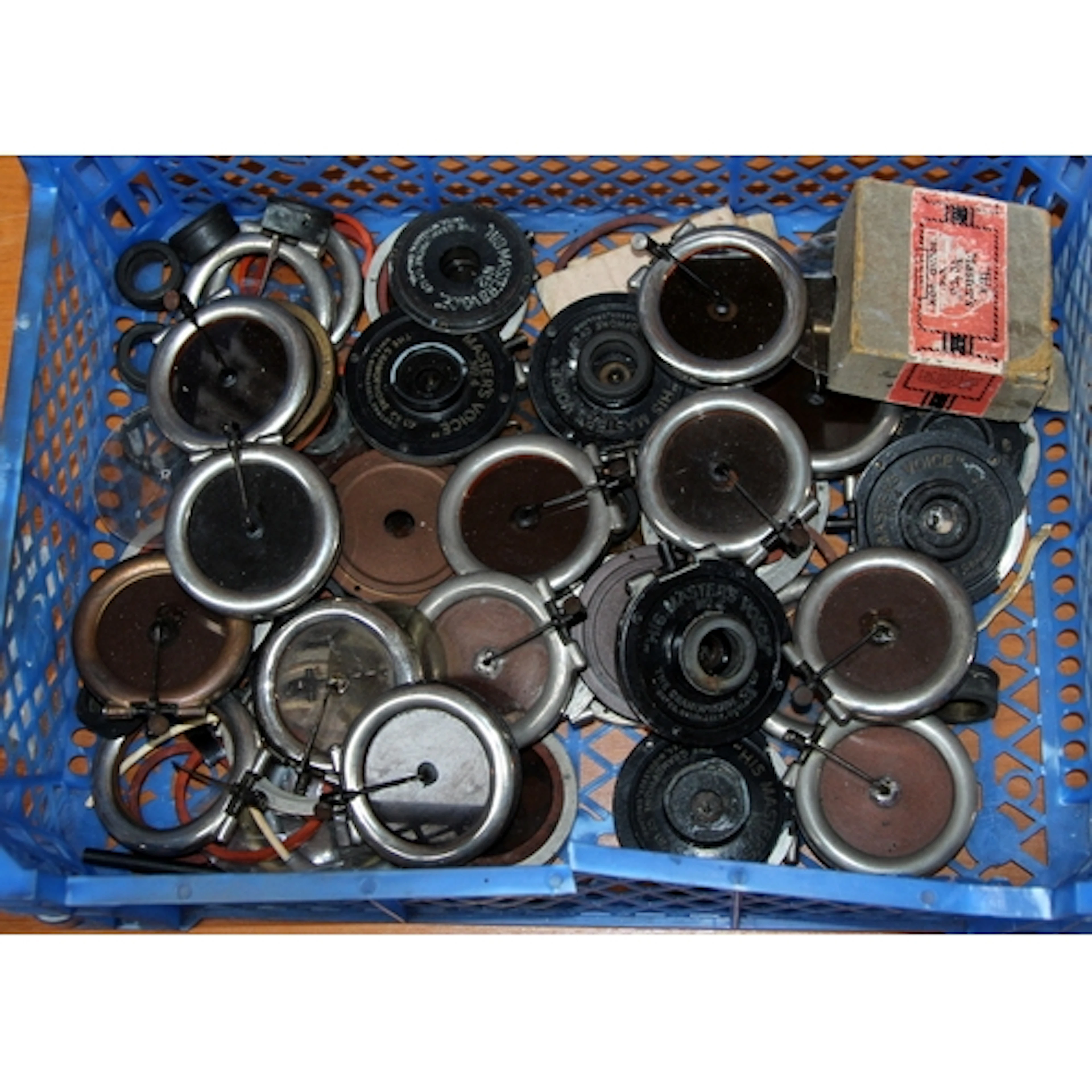 A tray of vintage HMV No4 gramophone soundboxes for spares/r...