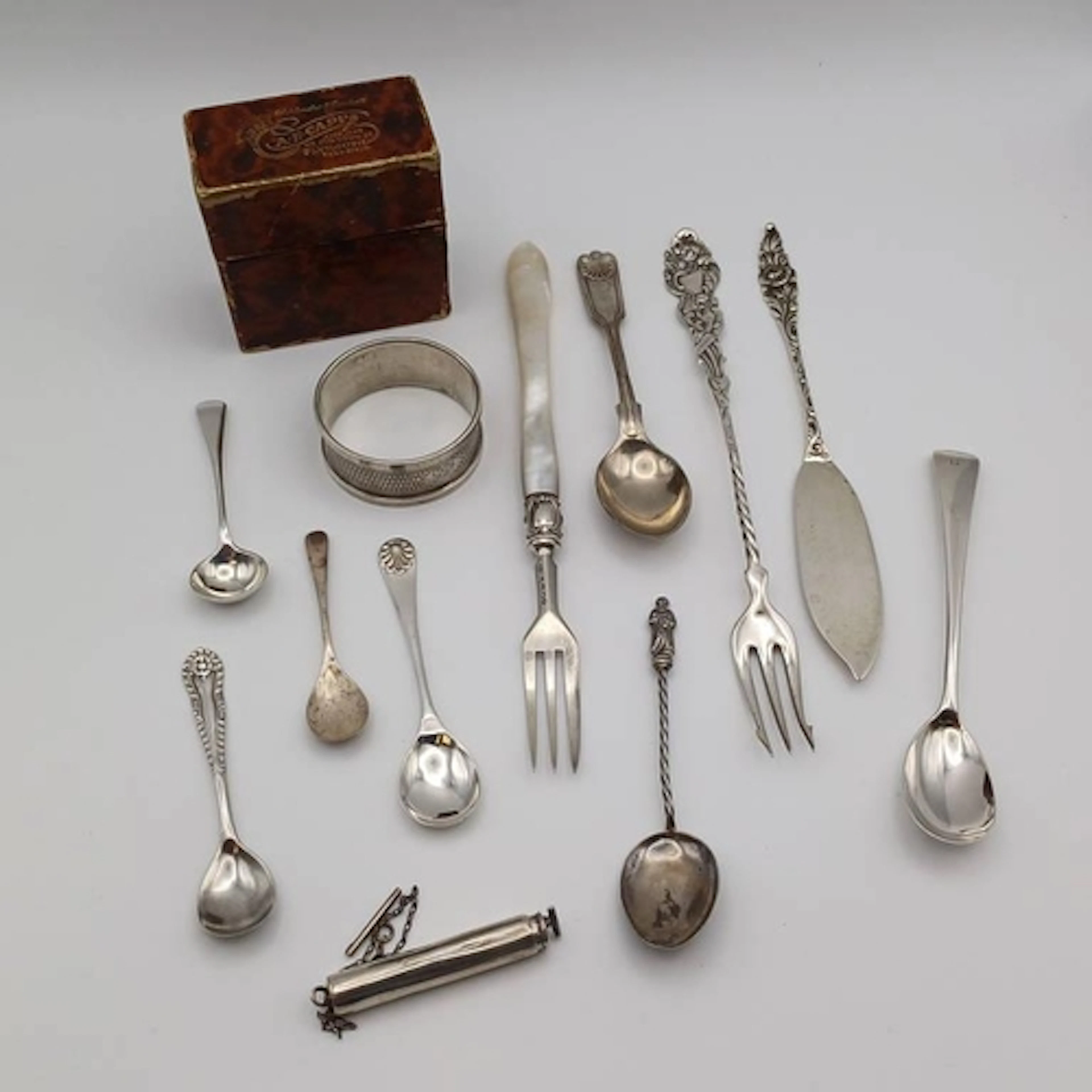 A SELECTION OF SILVER ITEMS TO INCLUDE NAPKIN RING, MOTHER O...