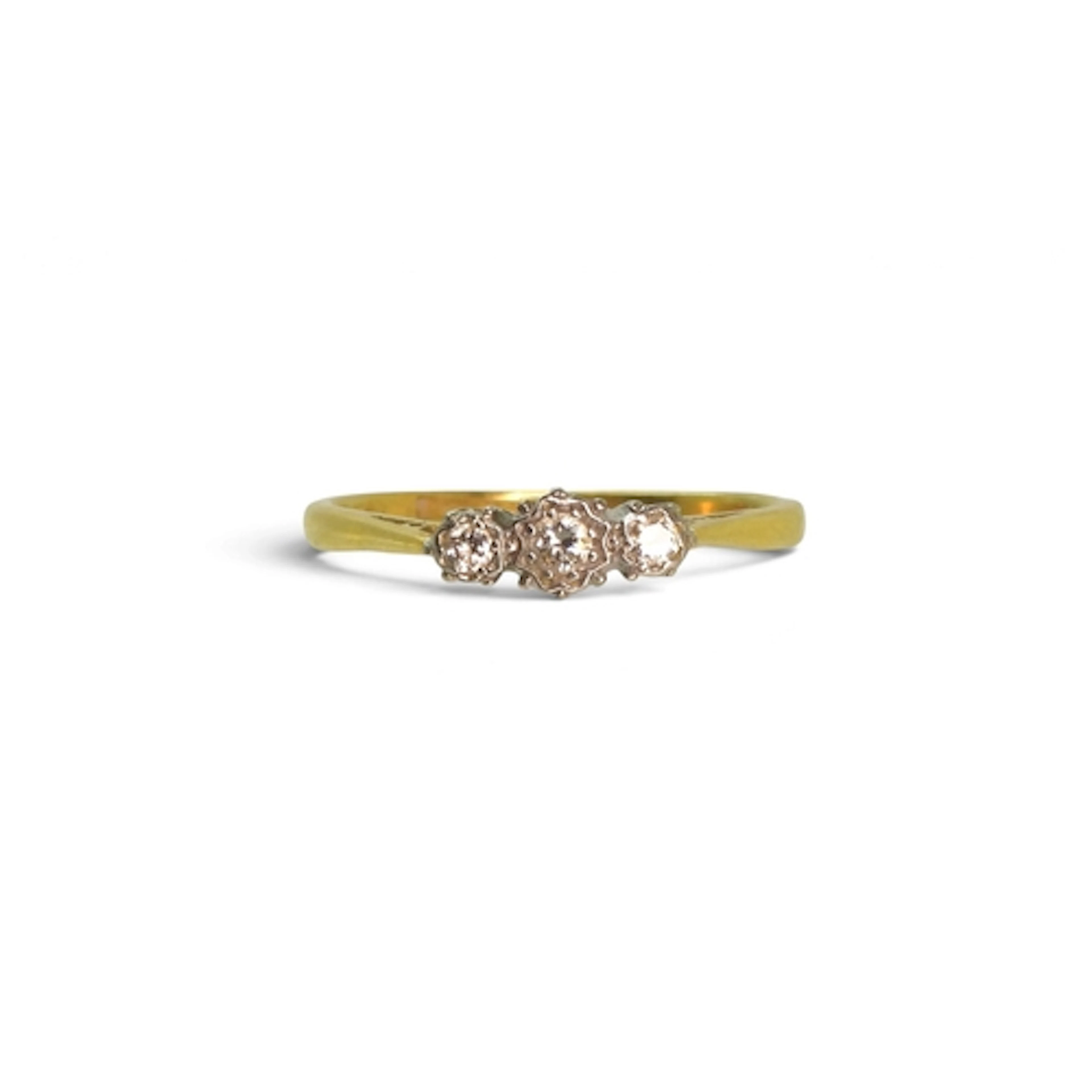 An 18ct gold and platinum three stone illusion set diamond r...