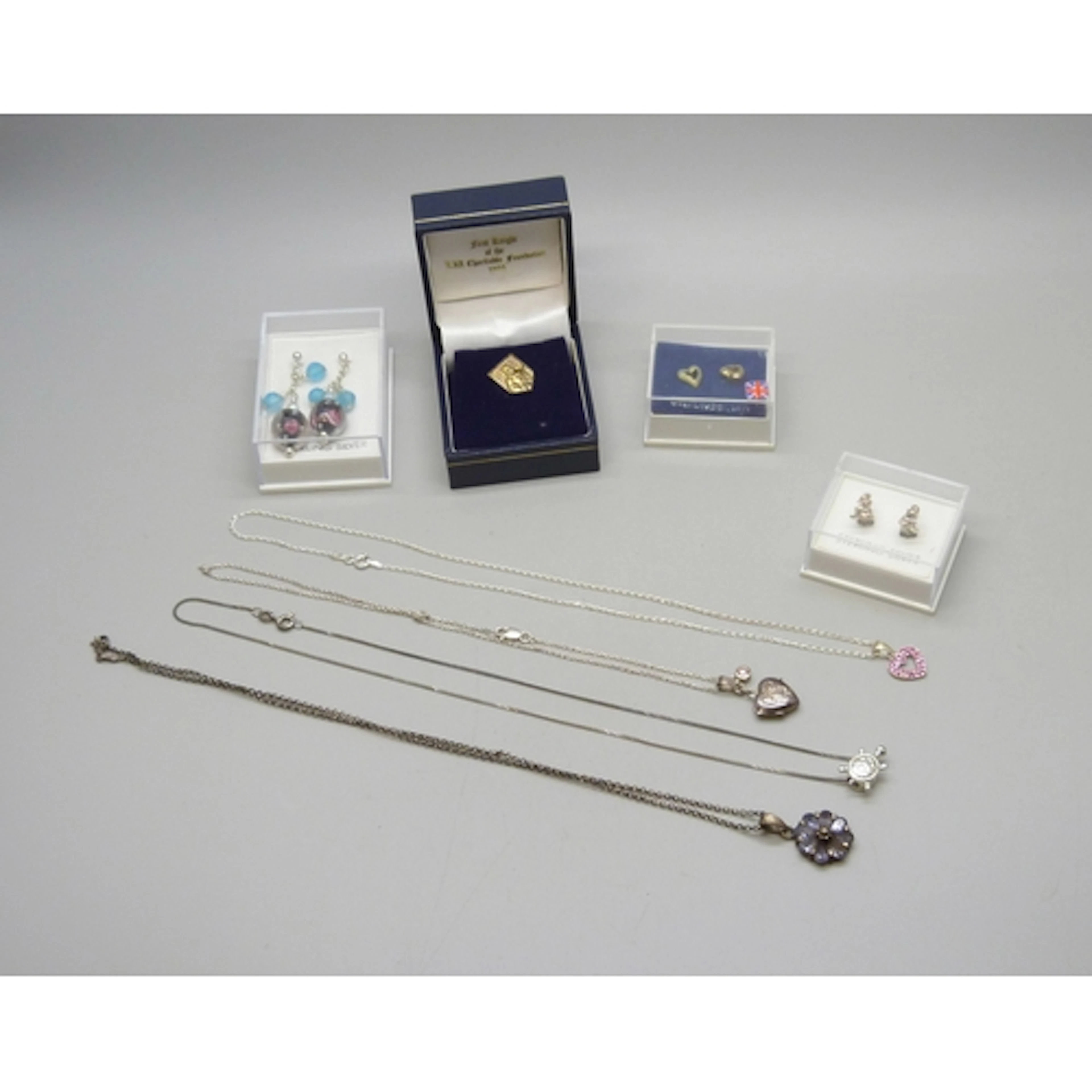 A collection of silver and white metal jewellery, 15g