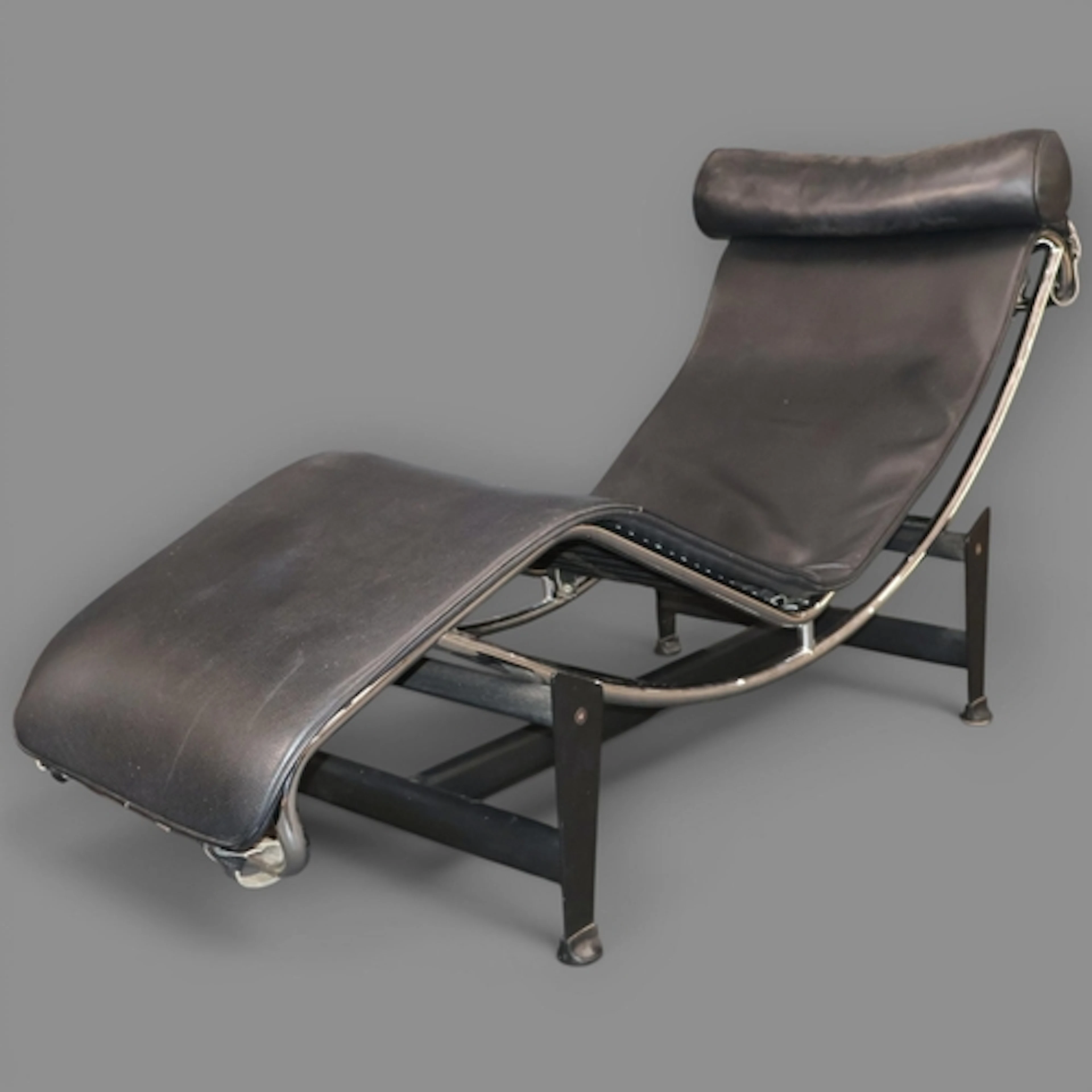 A reproduction Le Corbusier LC4 Chaise longue Lounge chair i...
