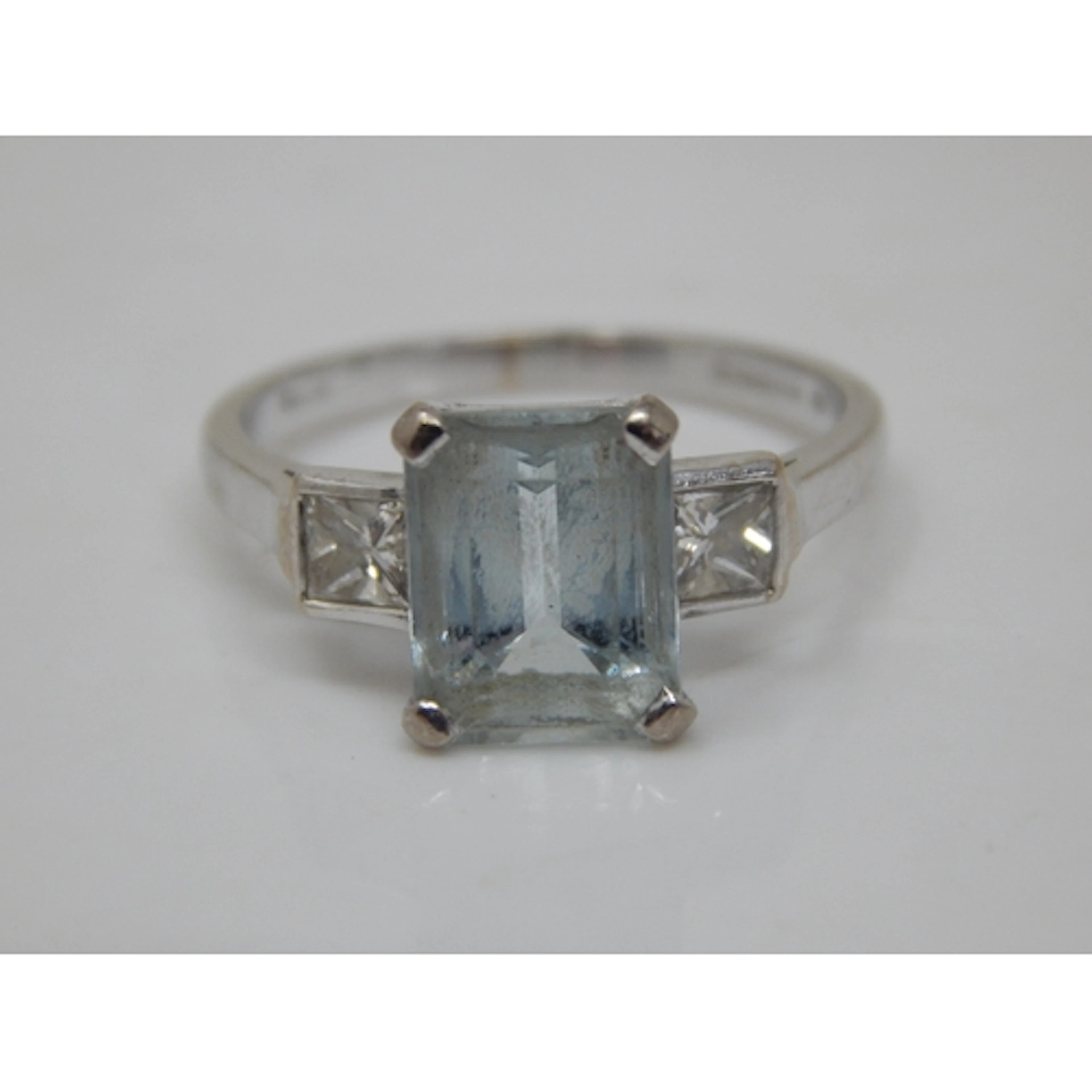 18ct White Gold Ring Set with a Central 1.5ct Aquamarine Fla...