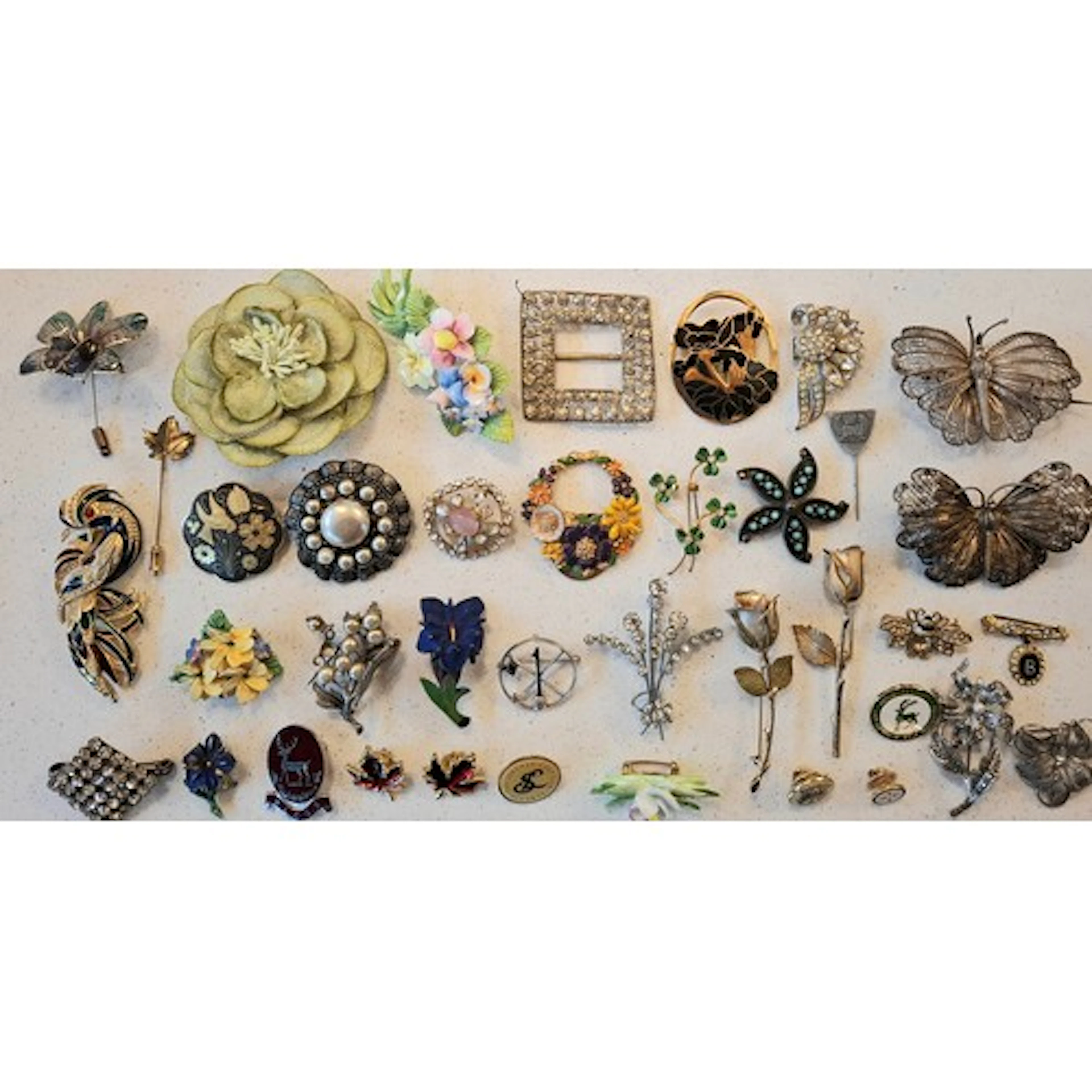 A collection of vintage brooches, pin brooches, clips, costu...