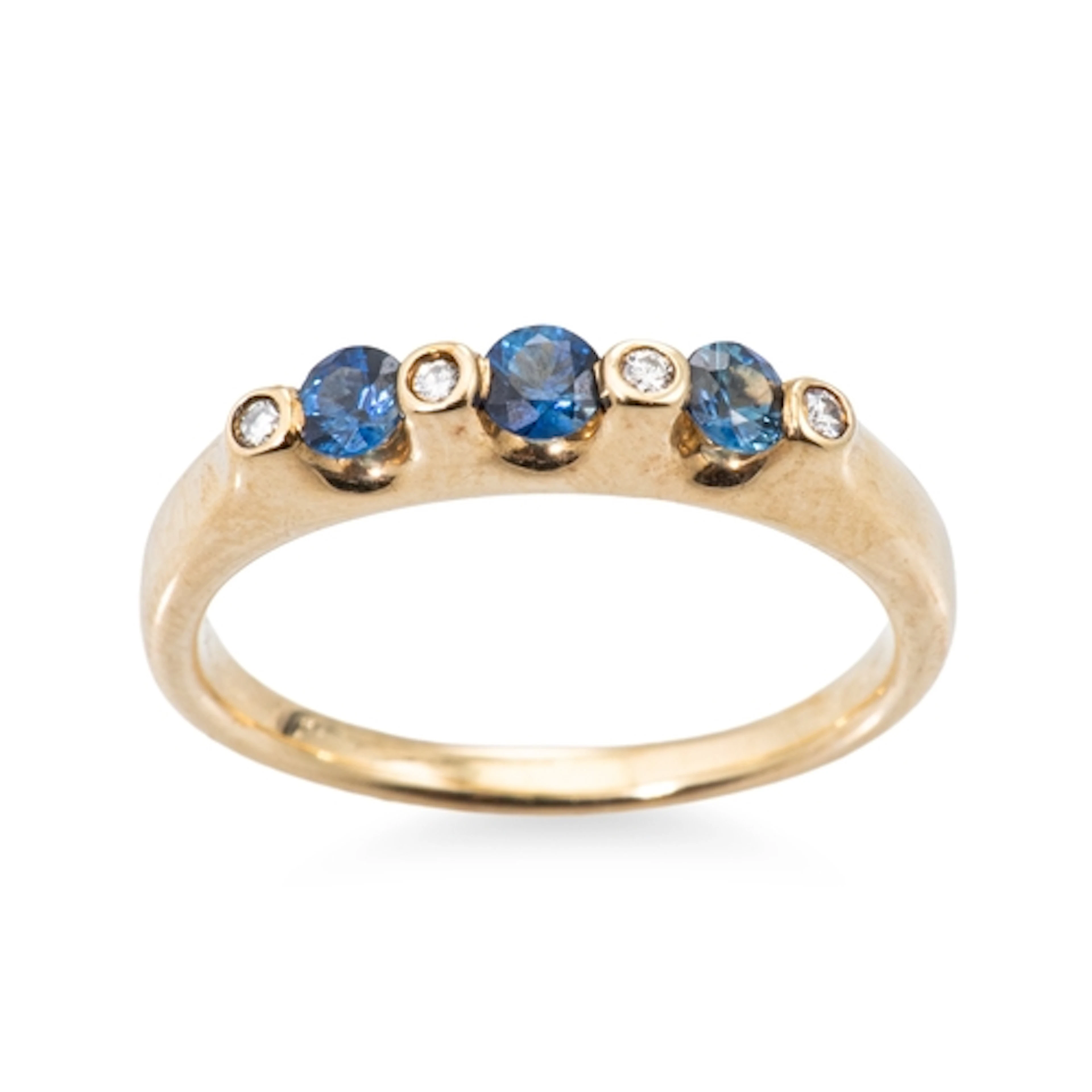 A DIAMOND AND BLUE STONE RING, mounted in 9ct yellow gold. 3...
