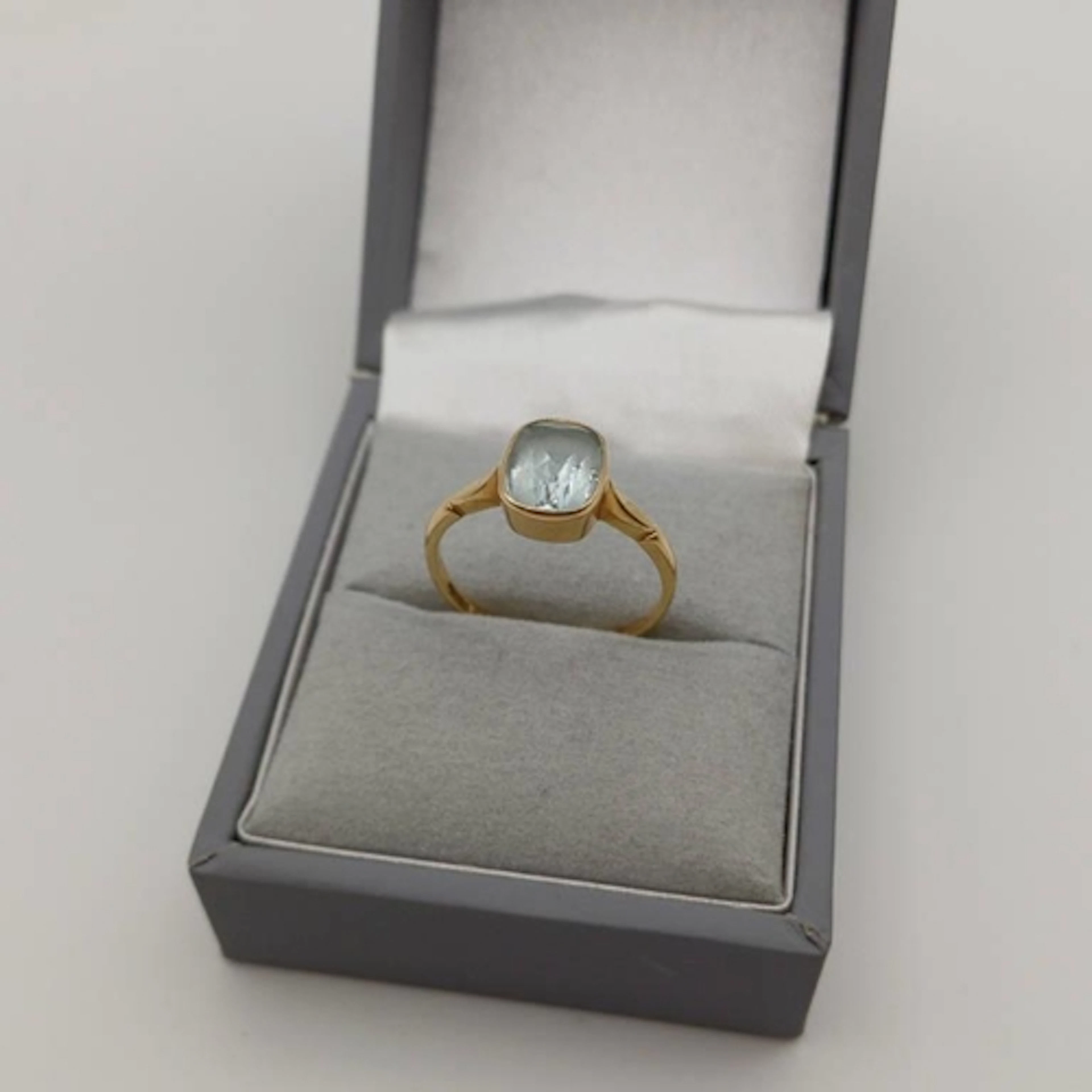 18CT GOLD AQUAMARINE SET RING - 2.6G, RING SIZE N
