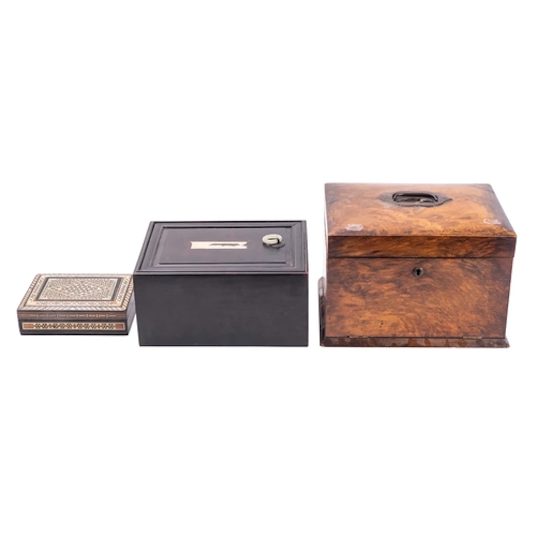 An early Victorian burr walnut jewellery casket, mid 19th ce...
