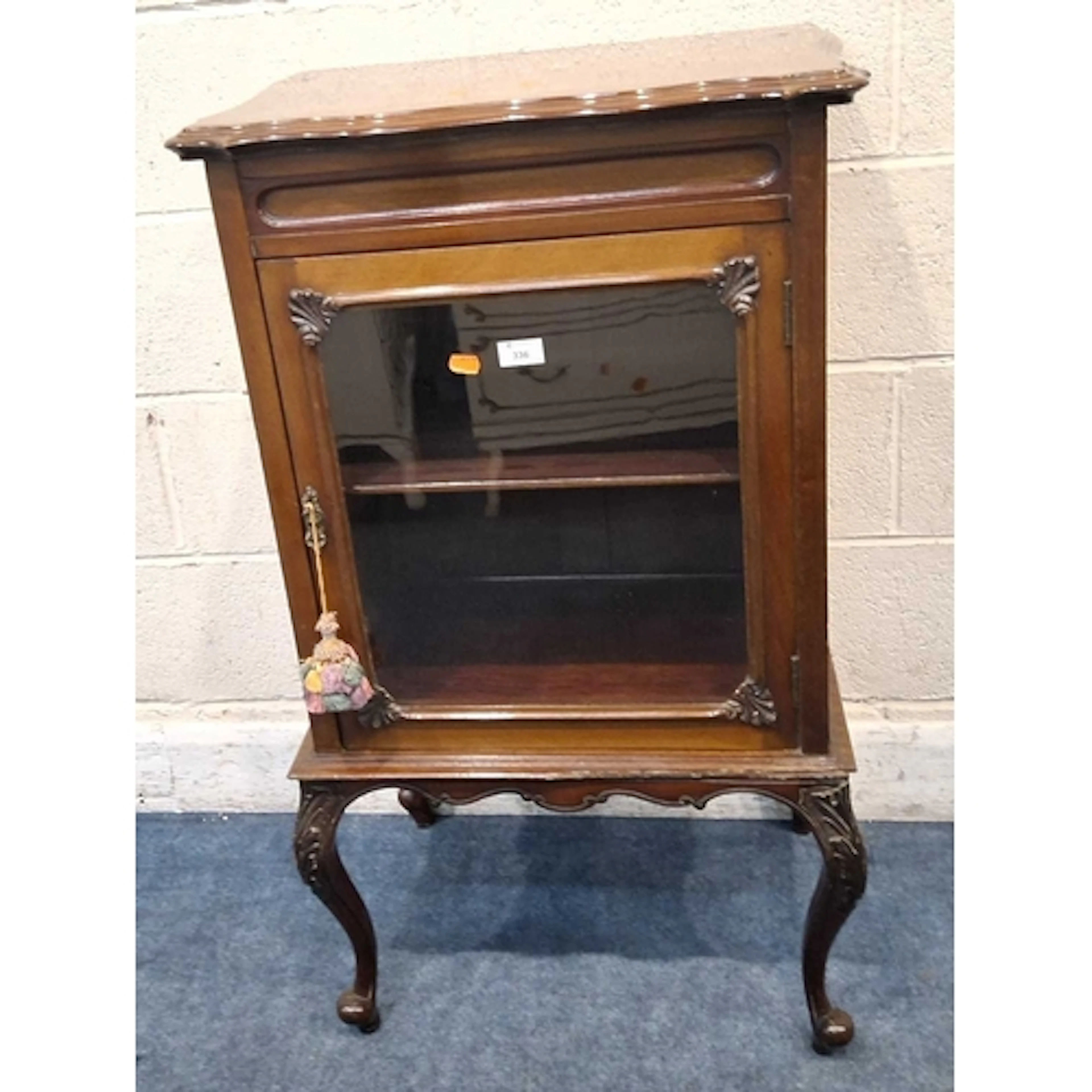 AN EDWARDIAN MAHOGANY DISPLAY CABINET, with a single glass d...