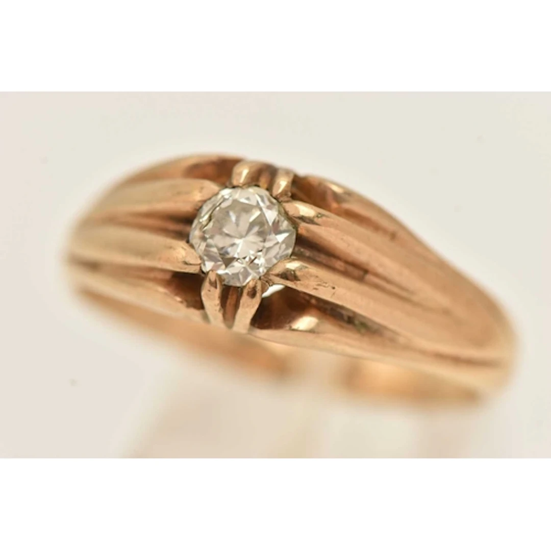 A YELLOW METAL DIAMOND GYSPY RING, old cut diamond, measurin...