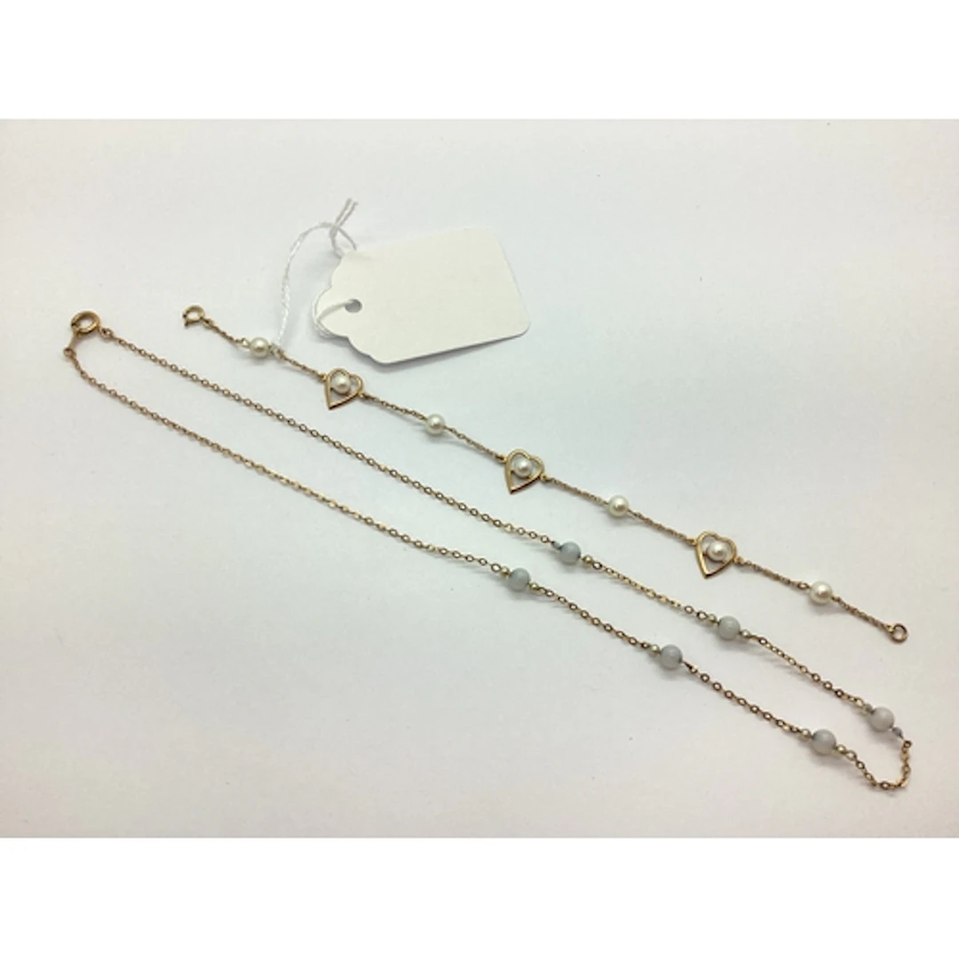 A Dainty 9ct Gold Heart and Chain Link Bracelet, 17cm long; ...