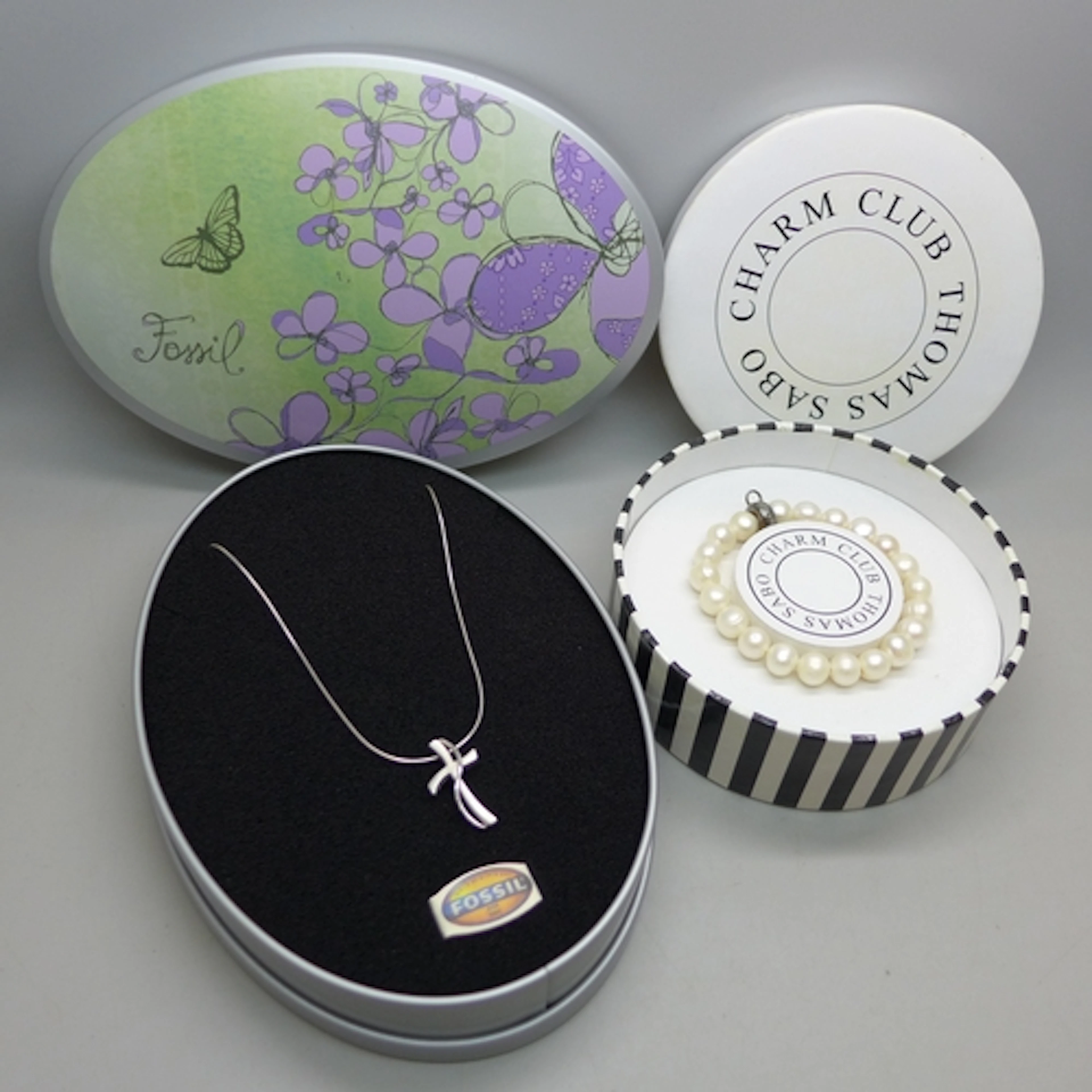 A silver Fossil necklace, and a silver mounted pearl Thomas ...