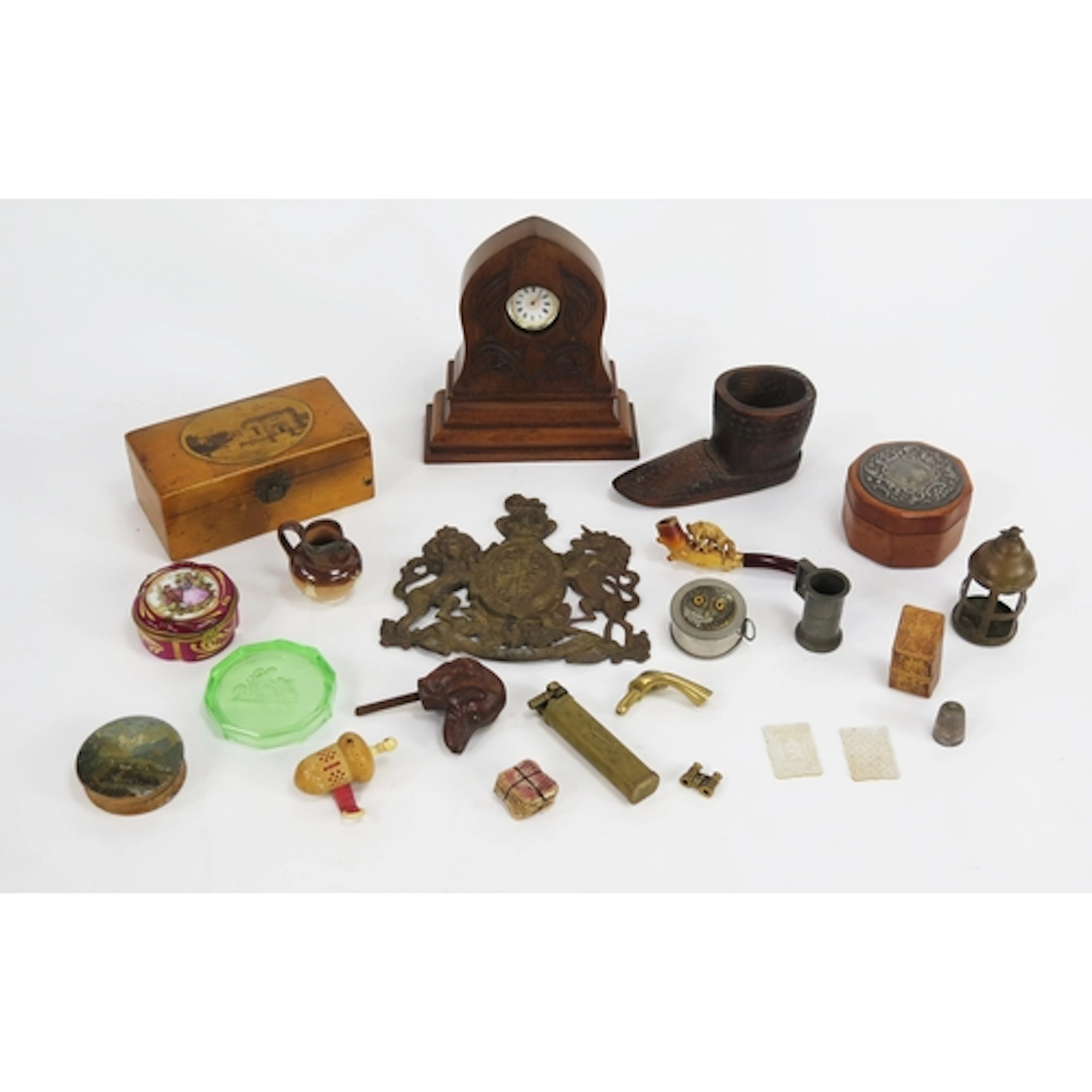 A collection of assorted treen and other collectables includ...