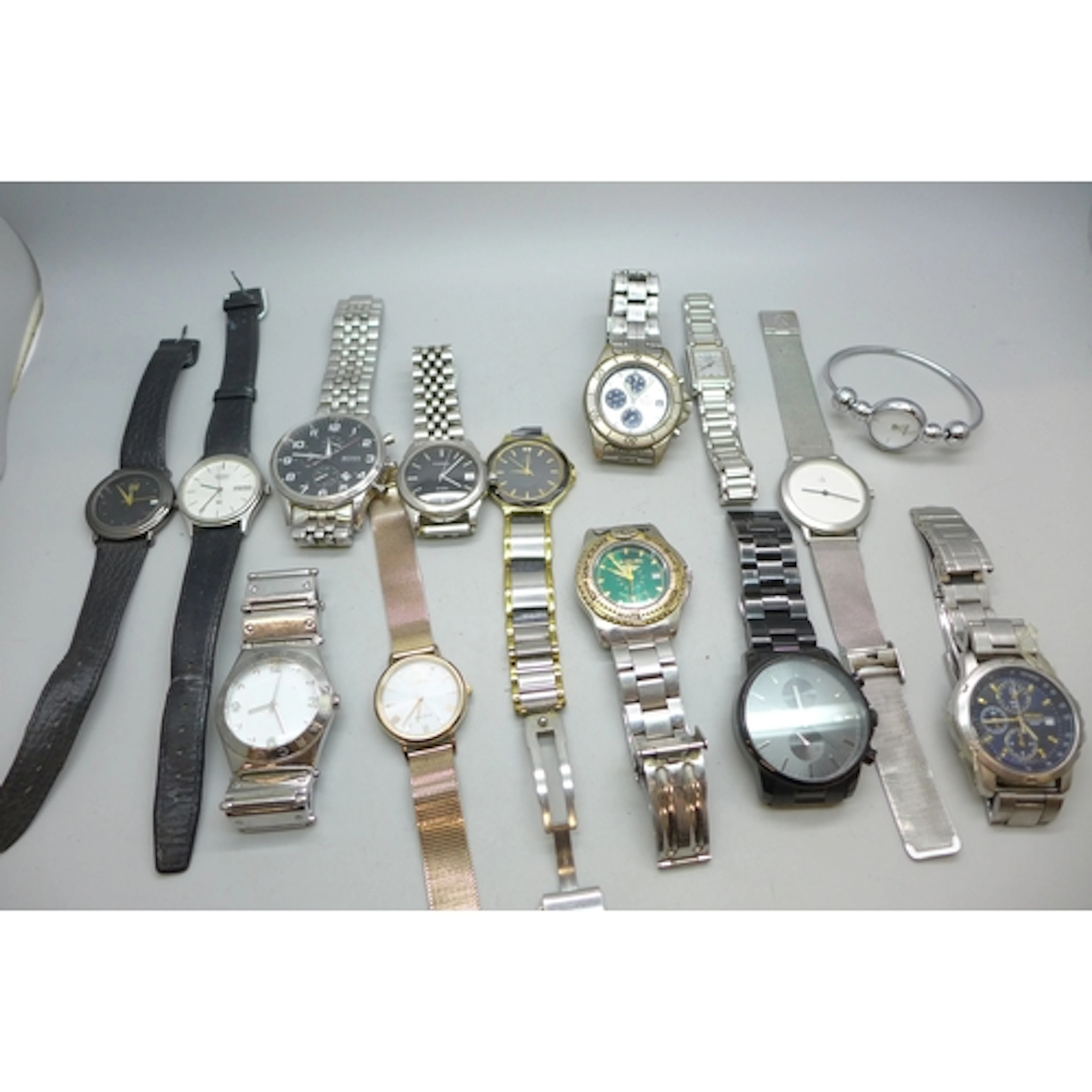A collection of wristwatches including Boss, Seiko, Fossil, ...