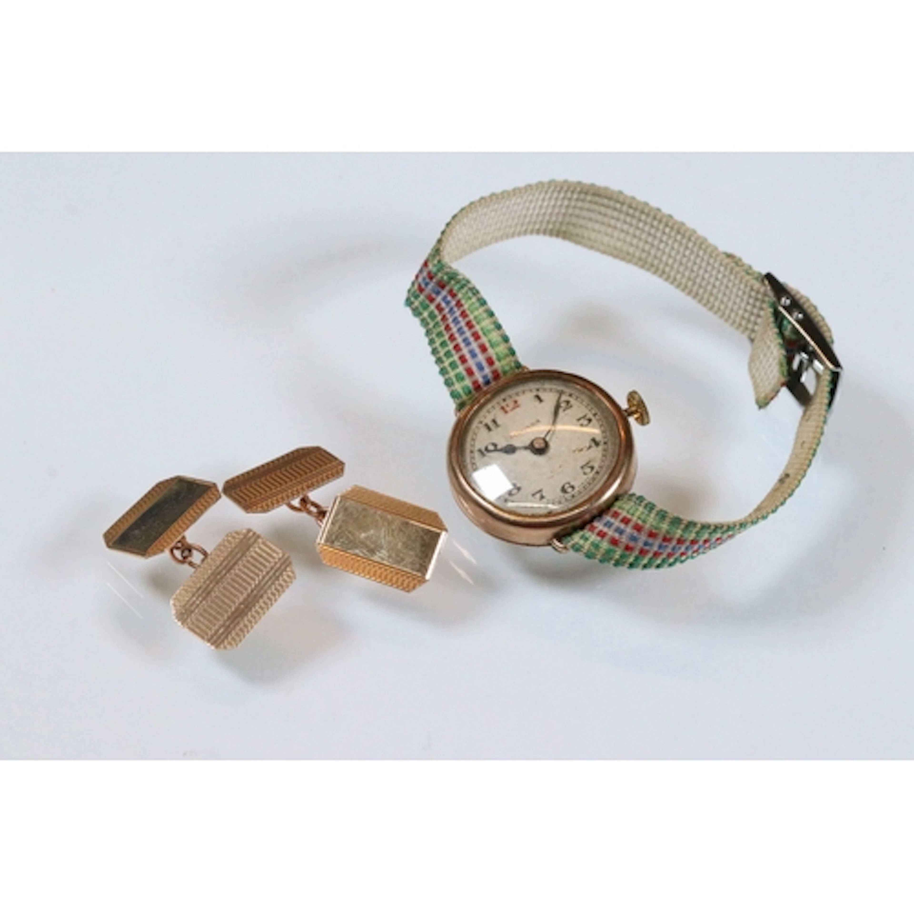 Pair of 9ct gold cufflinks with rectangular heads with cante...