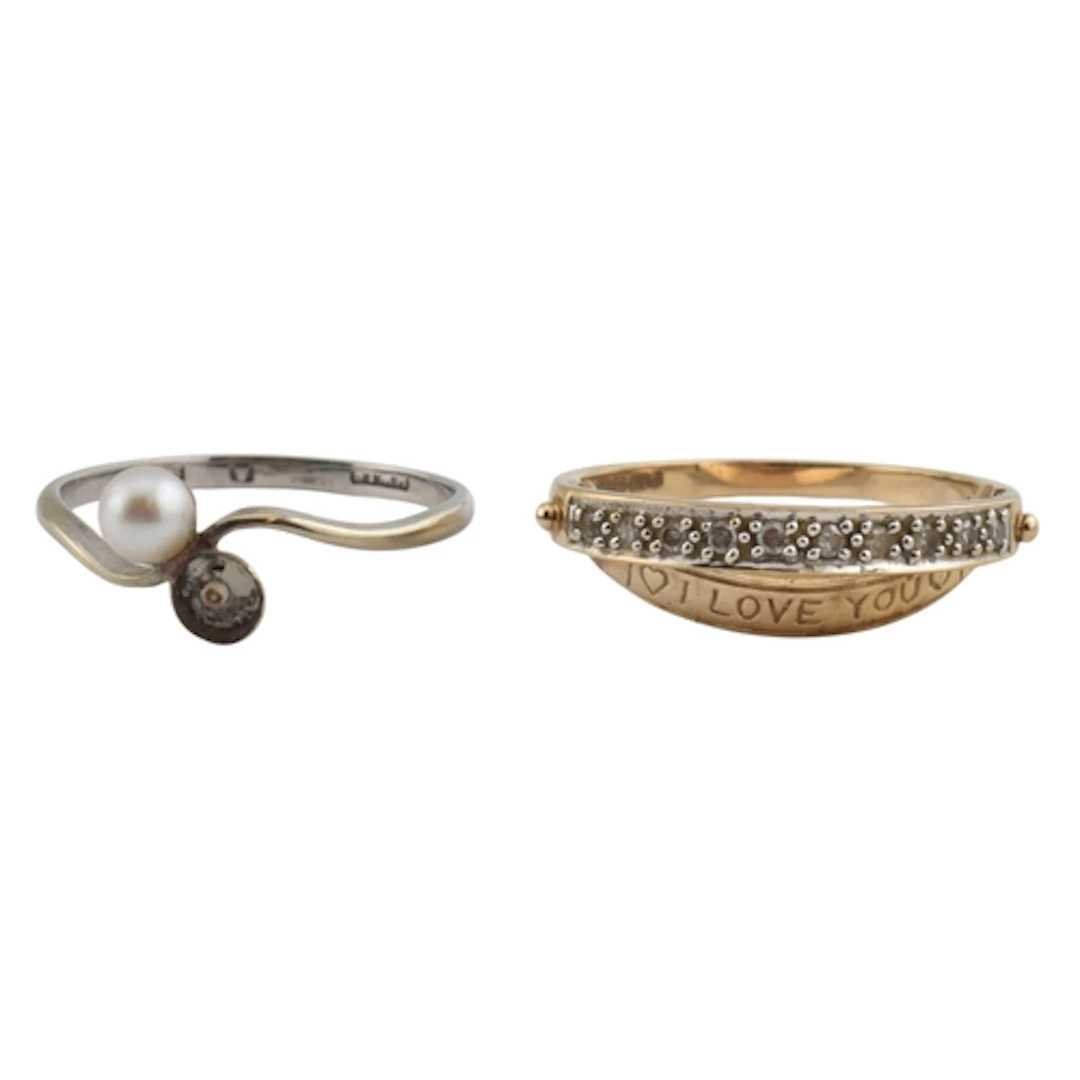 Two 9ct gold rings. The rings to include: A hallmarked 9ct g...