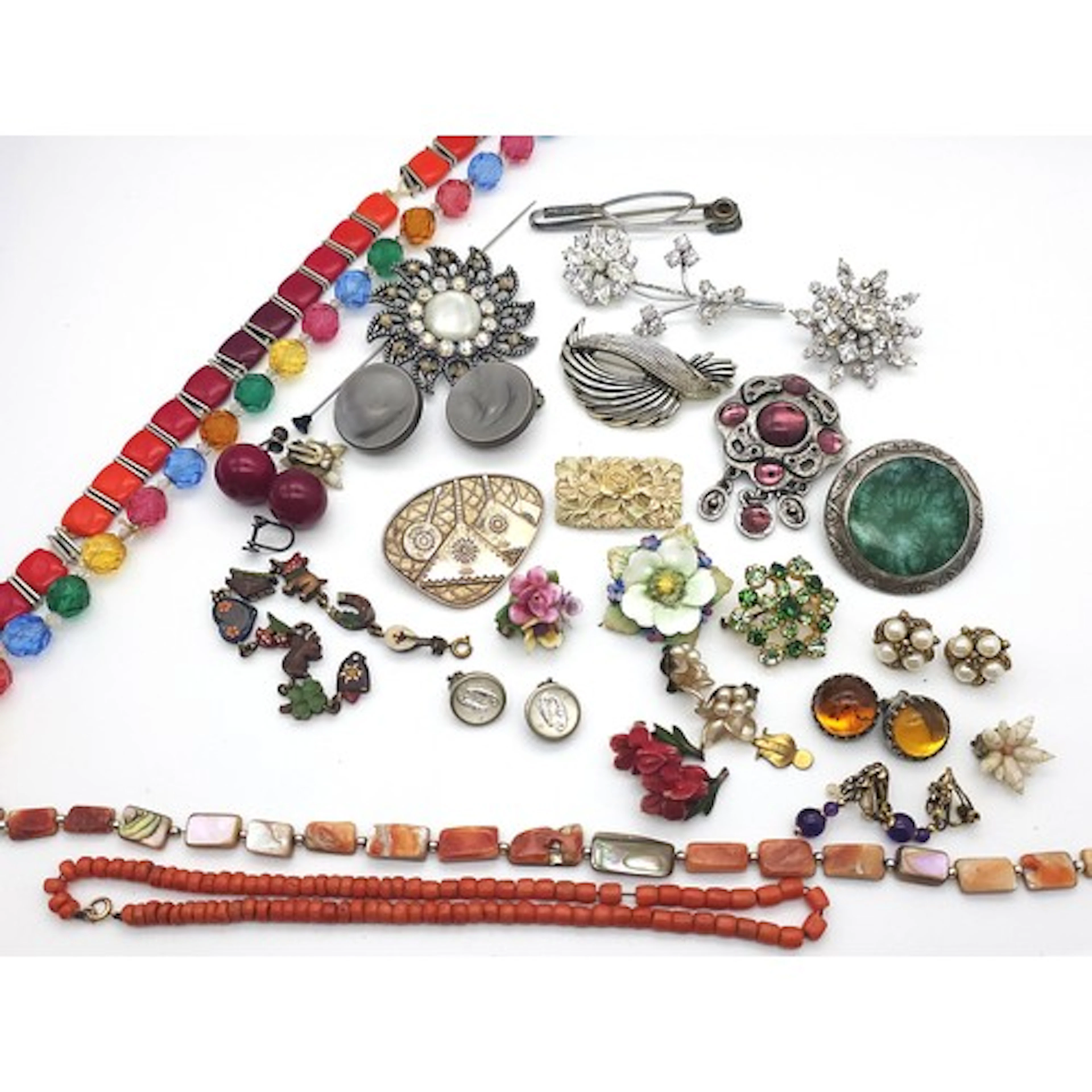 A collection of costume jewellery, to include a coral bead n...