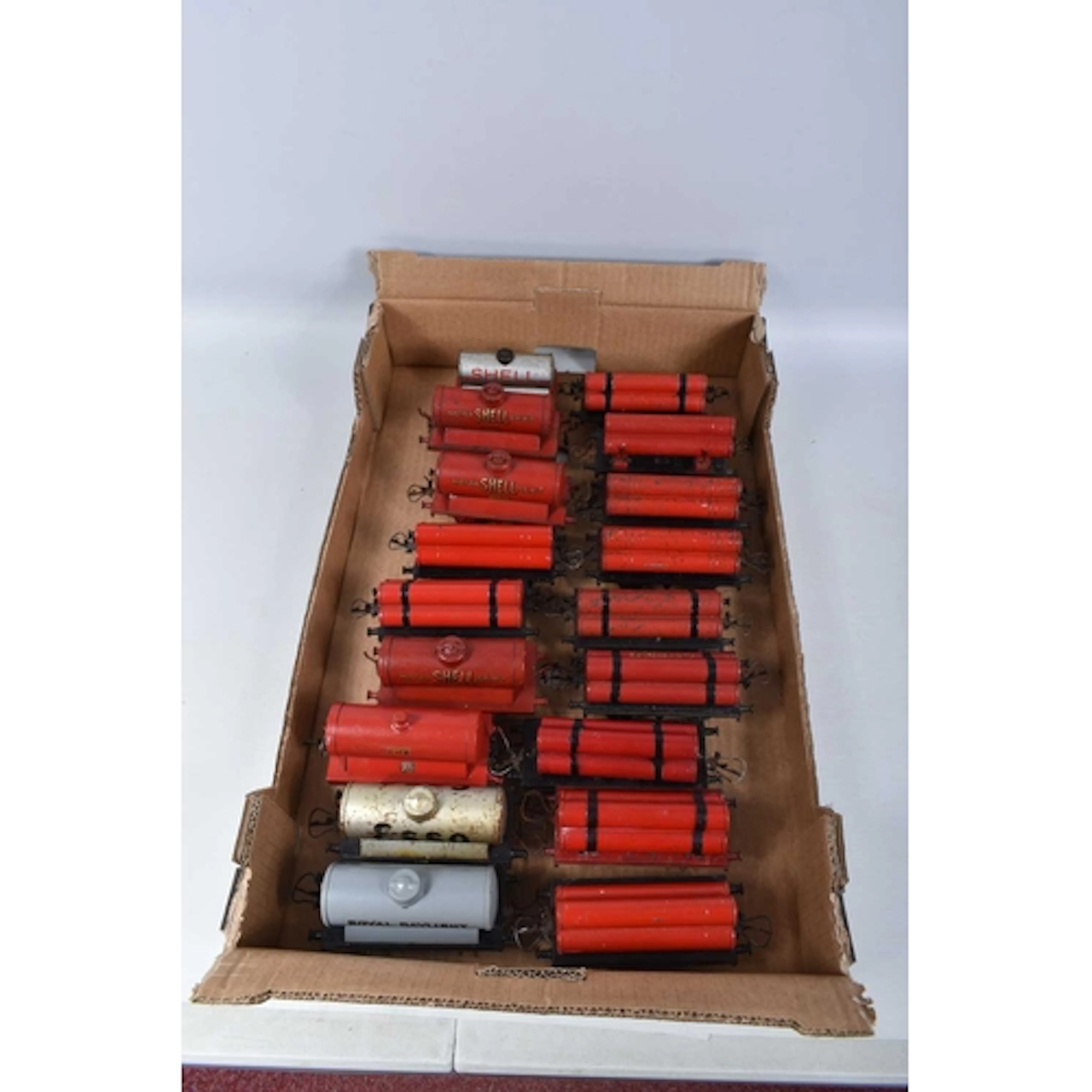 A QUANTITY OF UNBOXED ASSORTED HORNBY O GAUGE PETROL TANK AN...