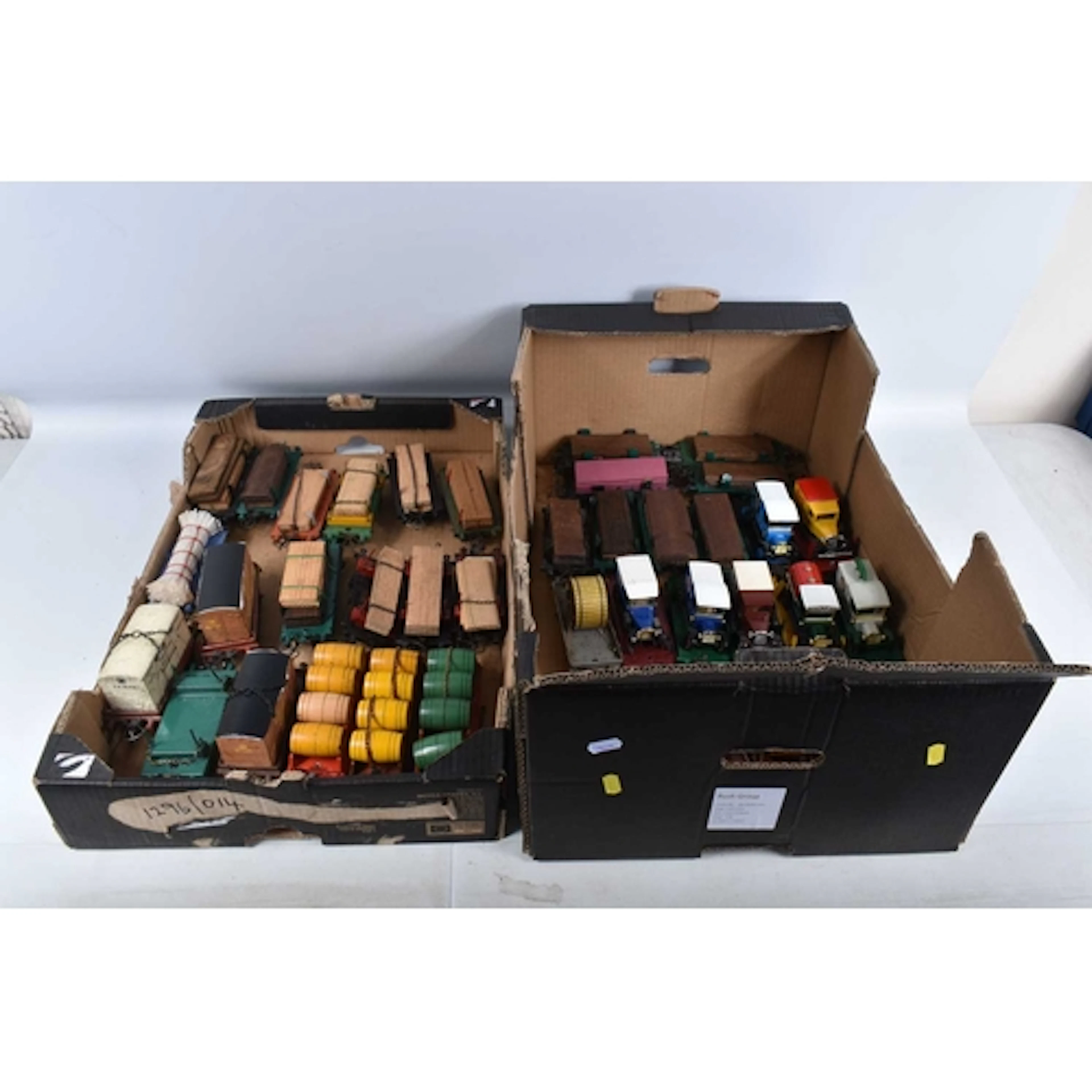 A QUANTITY OF UNBOXED ASSORTED HORNBY O GAUGE WAGONS, assort...