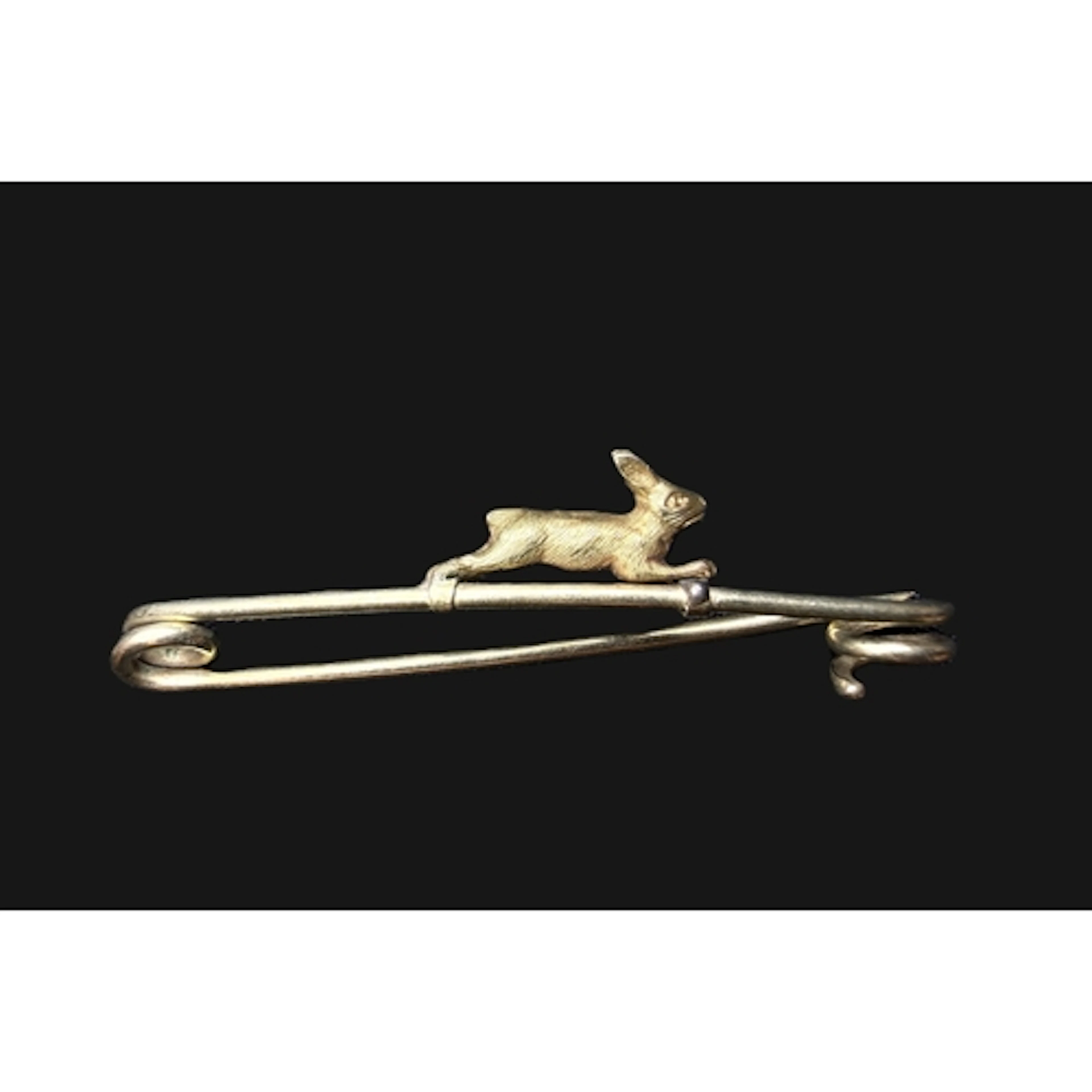 A yellow metal rabbit brooch (tests as 14ct approx) 3gms