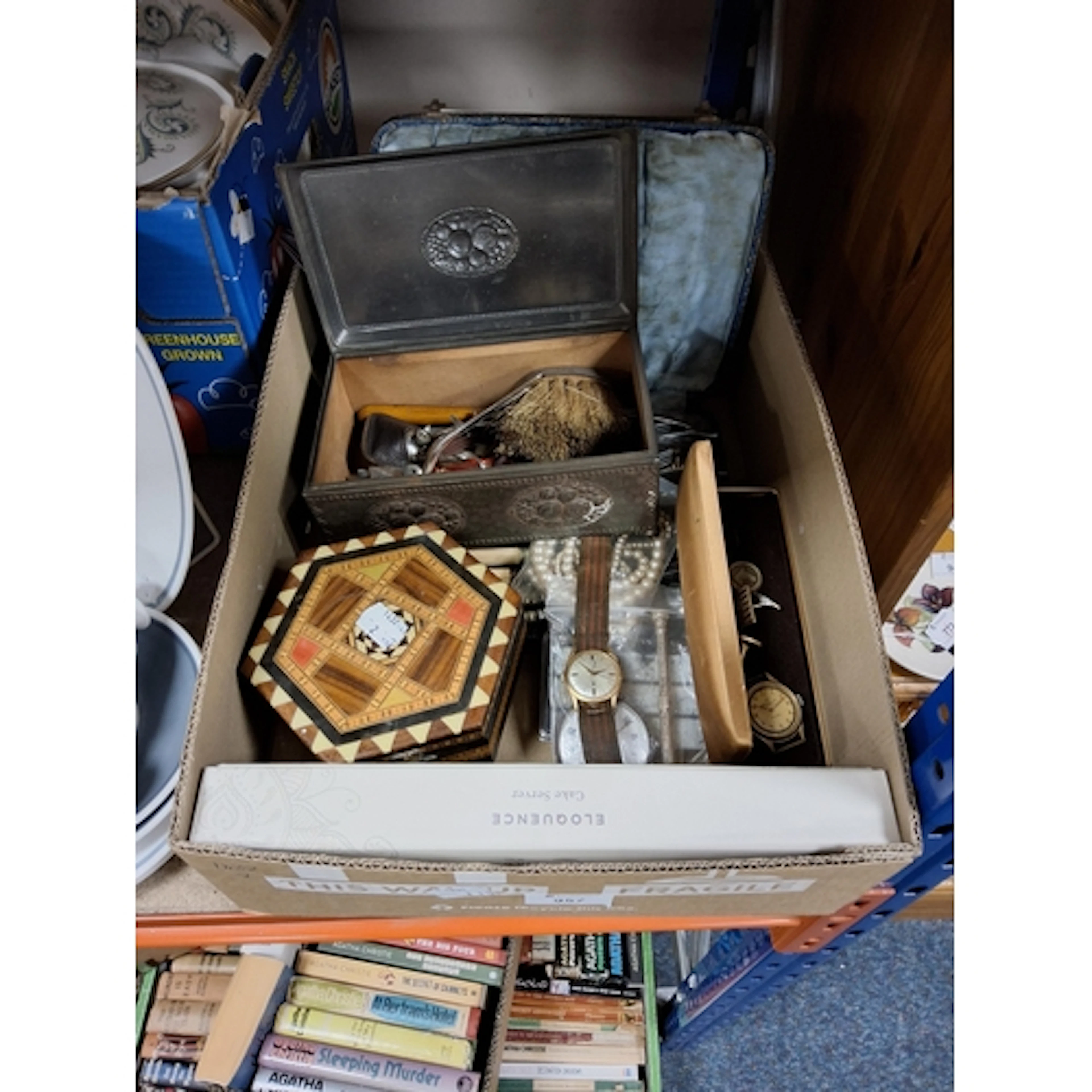 ONE BOX CONTAINING VINTAGE HOUSEHOLD ITEMS to include a top ...