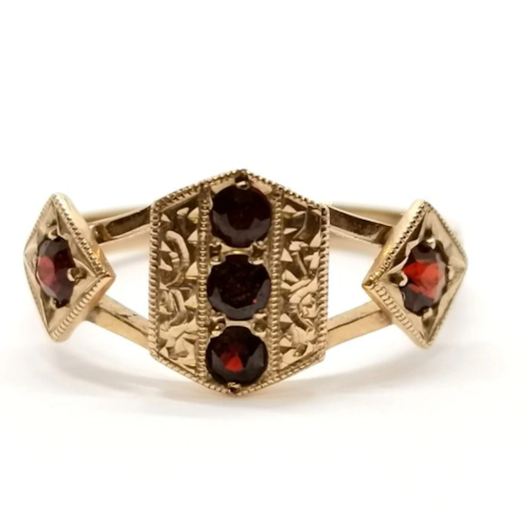 9ct hallmarked gold red stone set ring with hand engraved de...