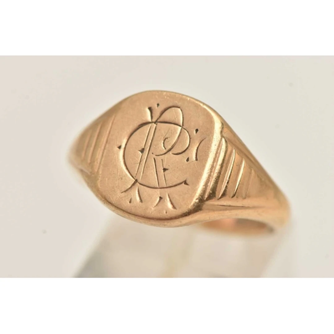 A GENTS HEAVY 9CT GOLD SIGNET RING, rounded rectangular form...