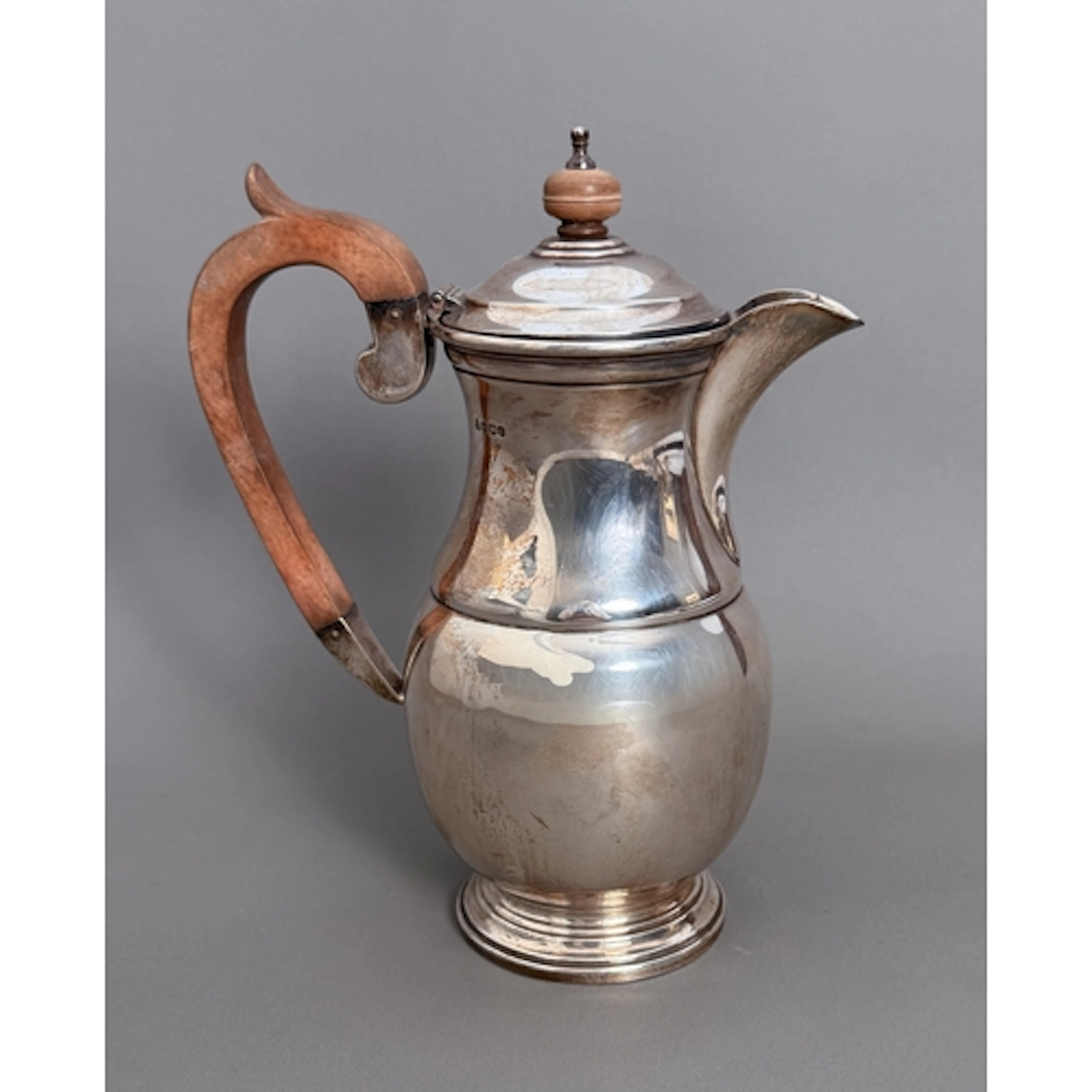 An Elizabeth II silver hot water jug - Payne & Son, Sheffiel...