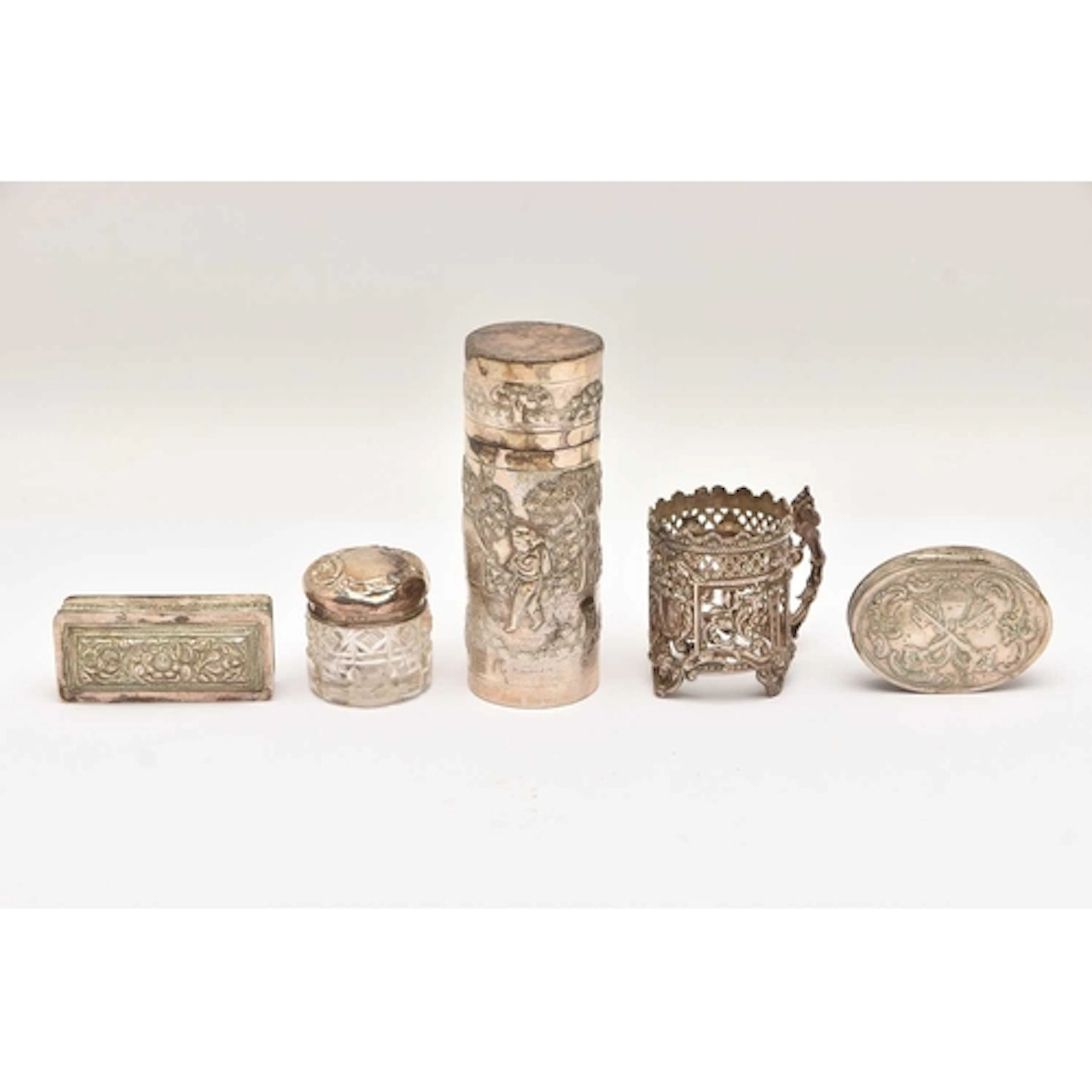 AN ASSORTMENT OF WHITE METAL ITEMS, to include a small conti...