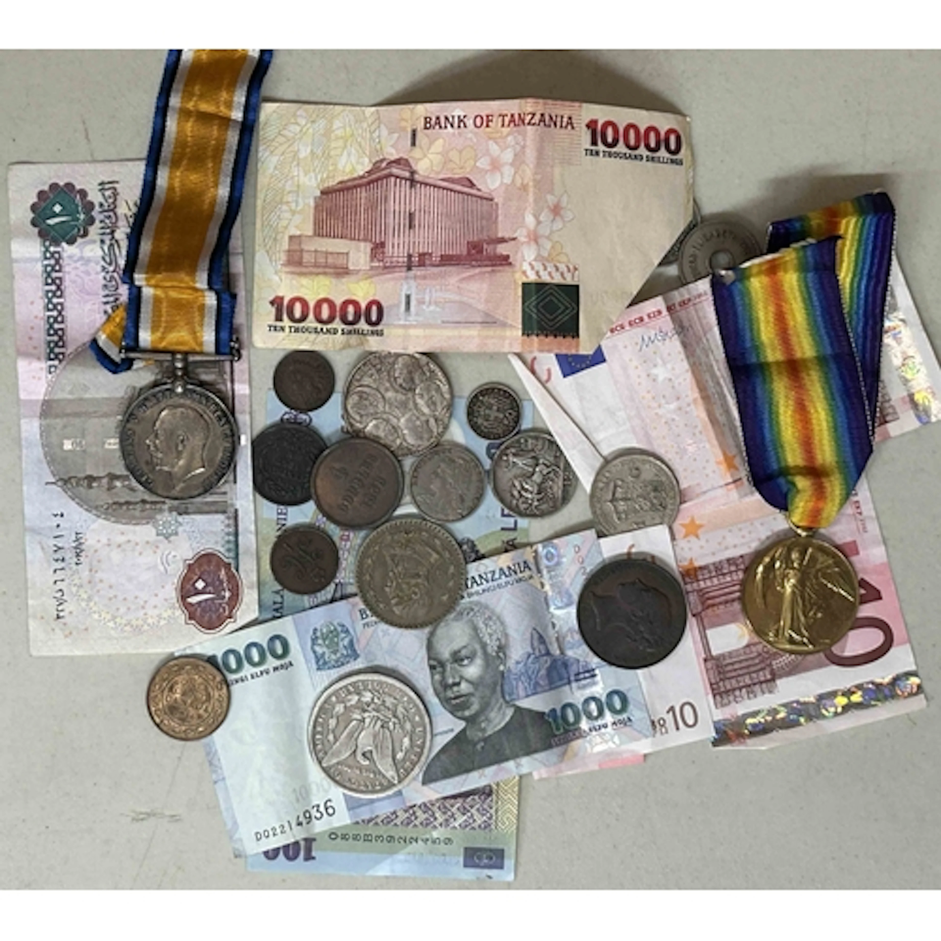 A World coin and banknote collection, comprising several hun...
