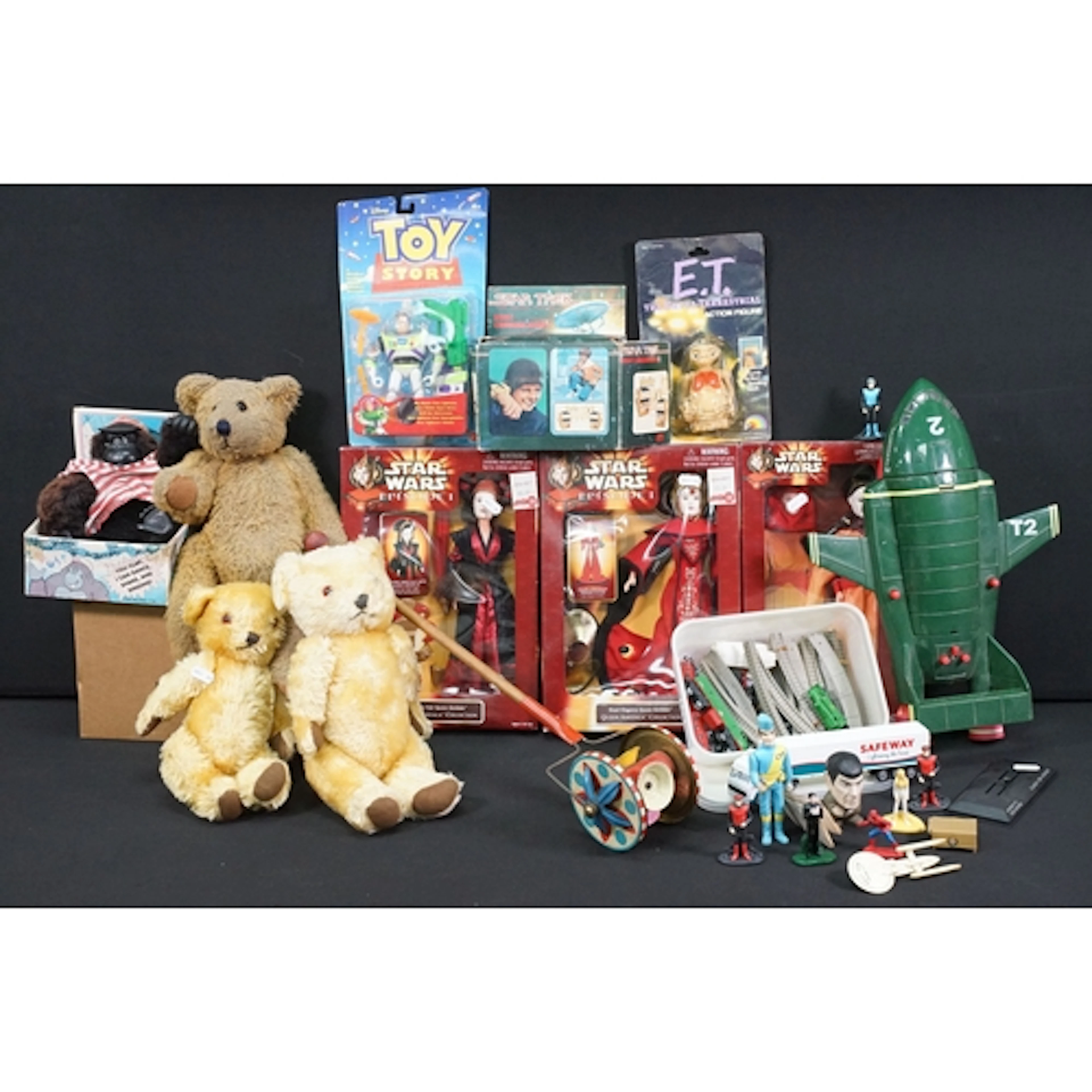 Collection of toys to include 3 x boxed Hasbro Star Wars Epi...
