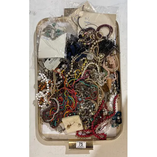 A qty of costume jewellery
