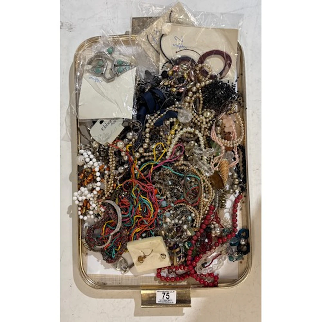 A qty of costume jewellery