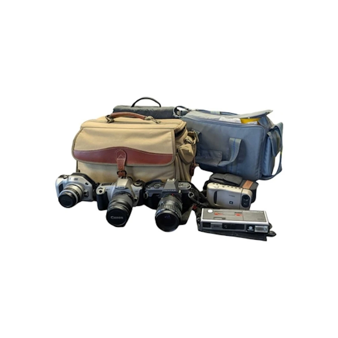 A collection of vintage 20th century cameras and accessories...