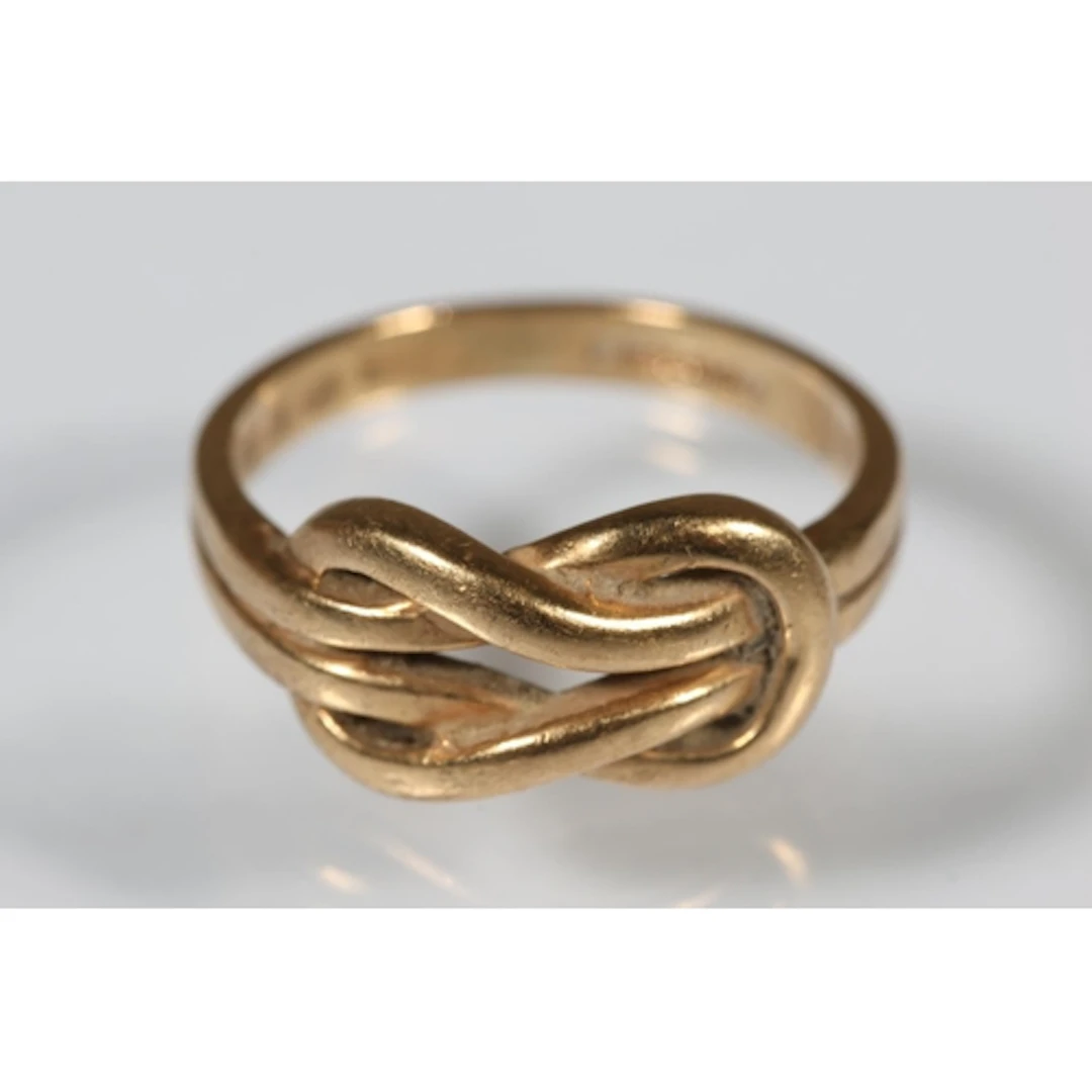 9ct gold ring with knot design, size K/L, 3.1g gross.