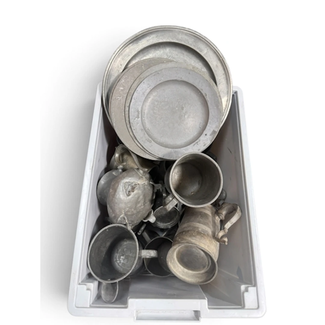 A COLLECTION OF PEWTER TO INCLUDE TANKARDS, A TEAPOT AND SEV...