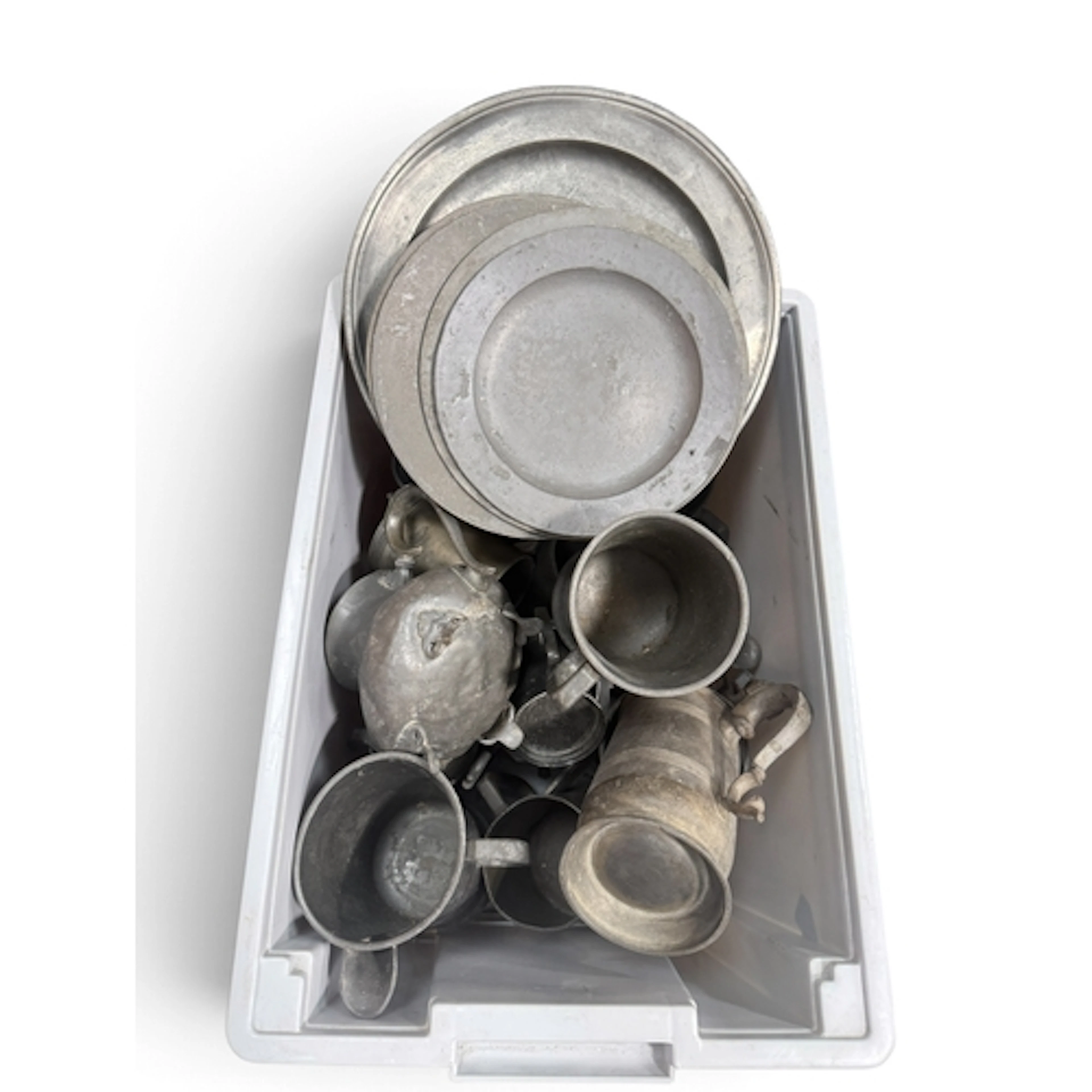 A COLLECTION OF PEWTER TO INCLUDE TANKARDS, A TEAPOT AND SEV...