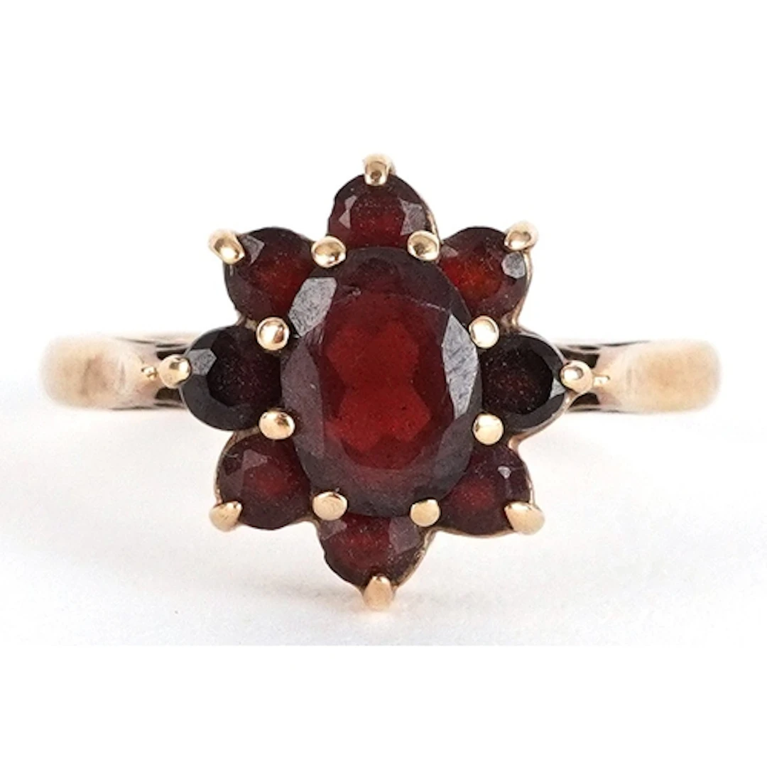 9ct gold garnet cluster ring, size N, 2.3g.