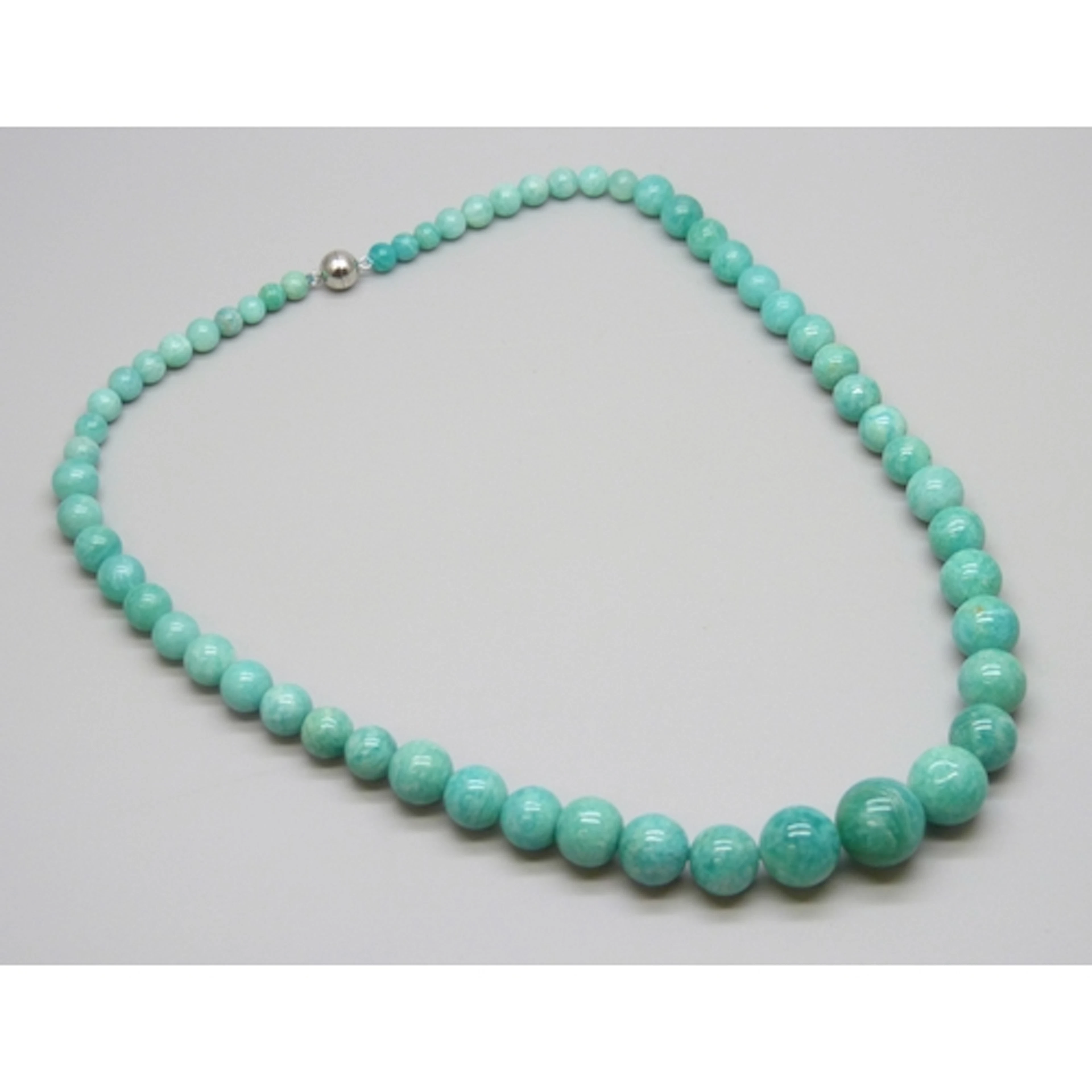 An amazonite bead necklace with a magnetic silver clasp, 65g...