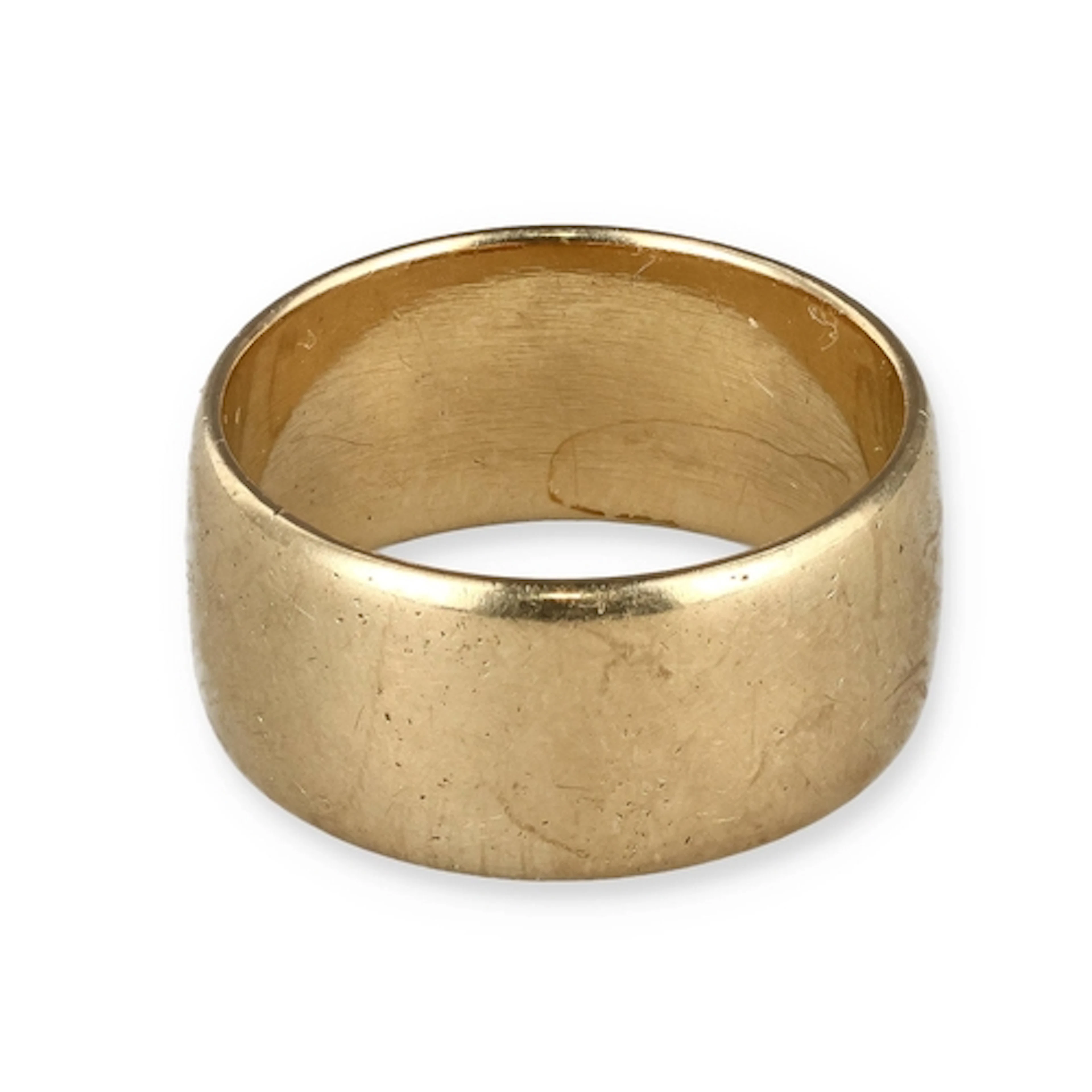 A 9 CARAT GOLD BAND Weight: 7.5gms