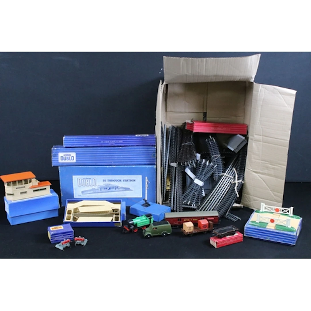 Collection of OO & Hornby Dublo model railway to include box...