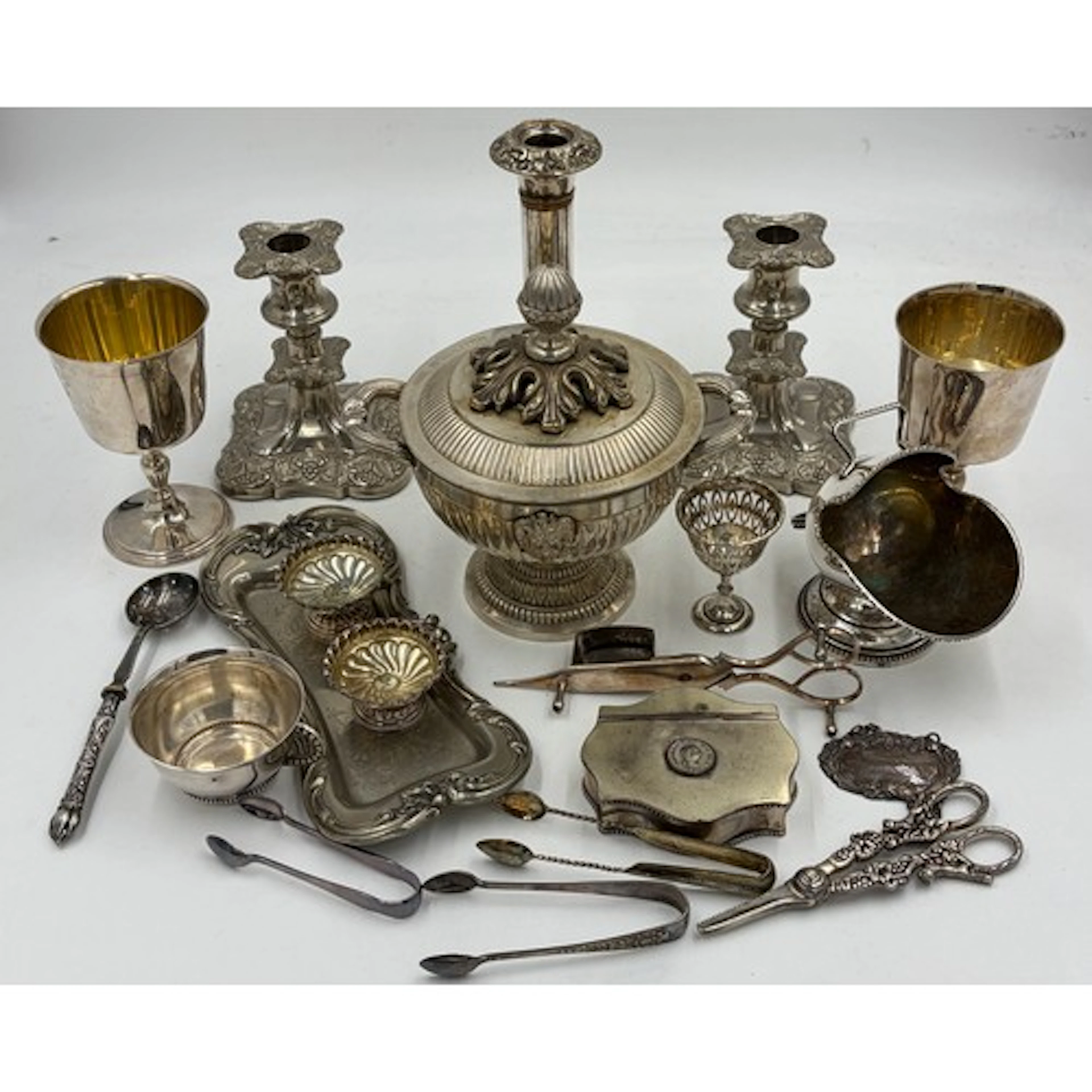 Quantity of silverplate to include 3 x candlesticks, 2 x gob...