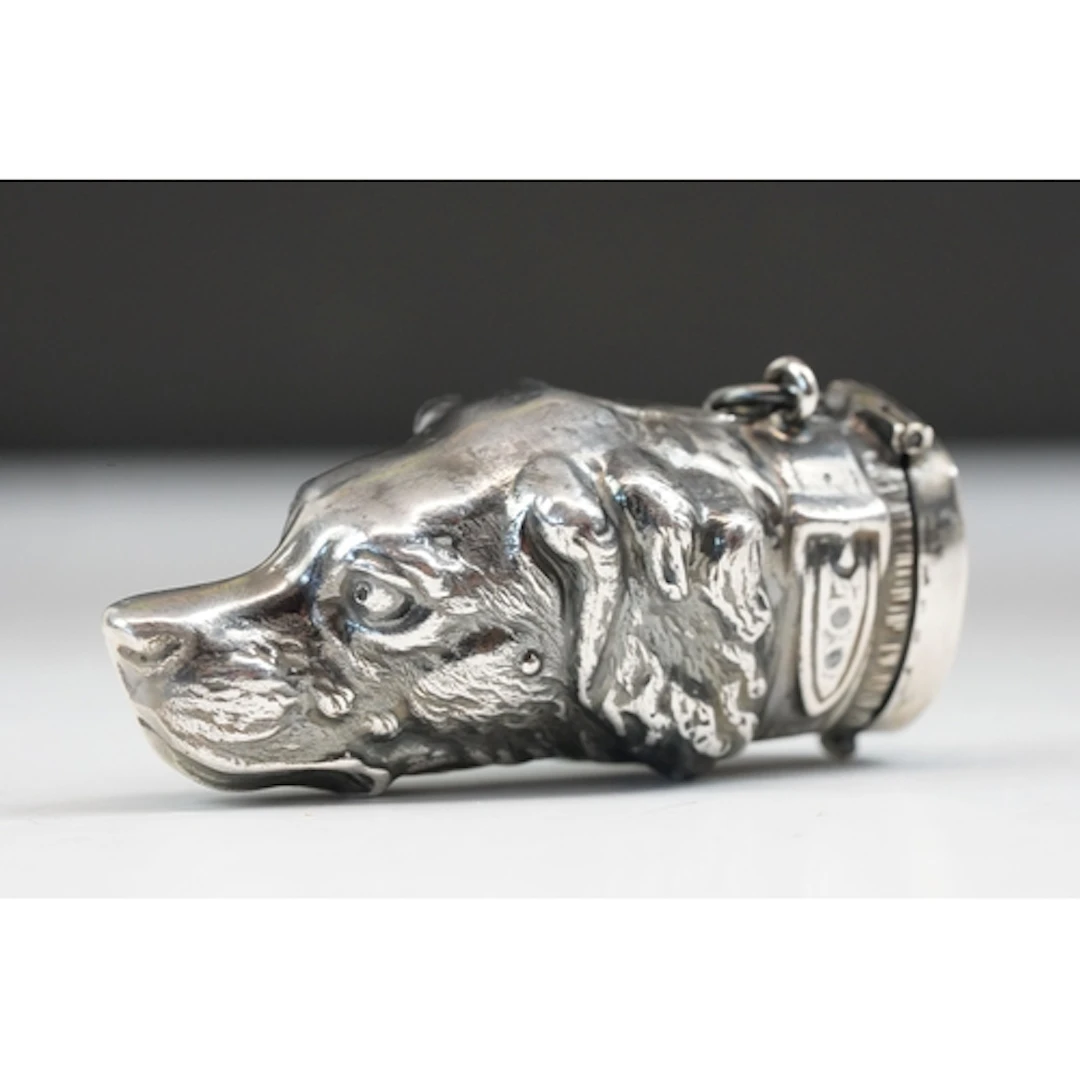 Silver plated dogs head vesta case, 7cm long