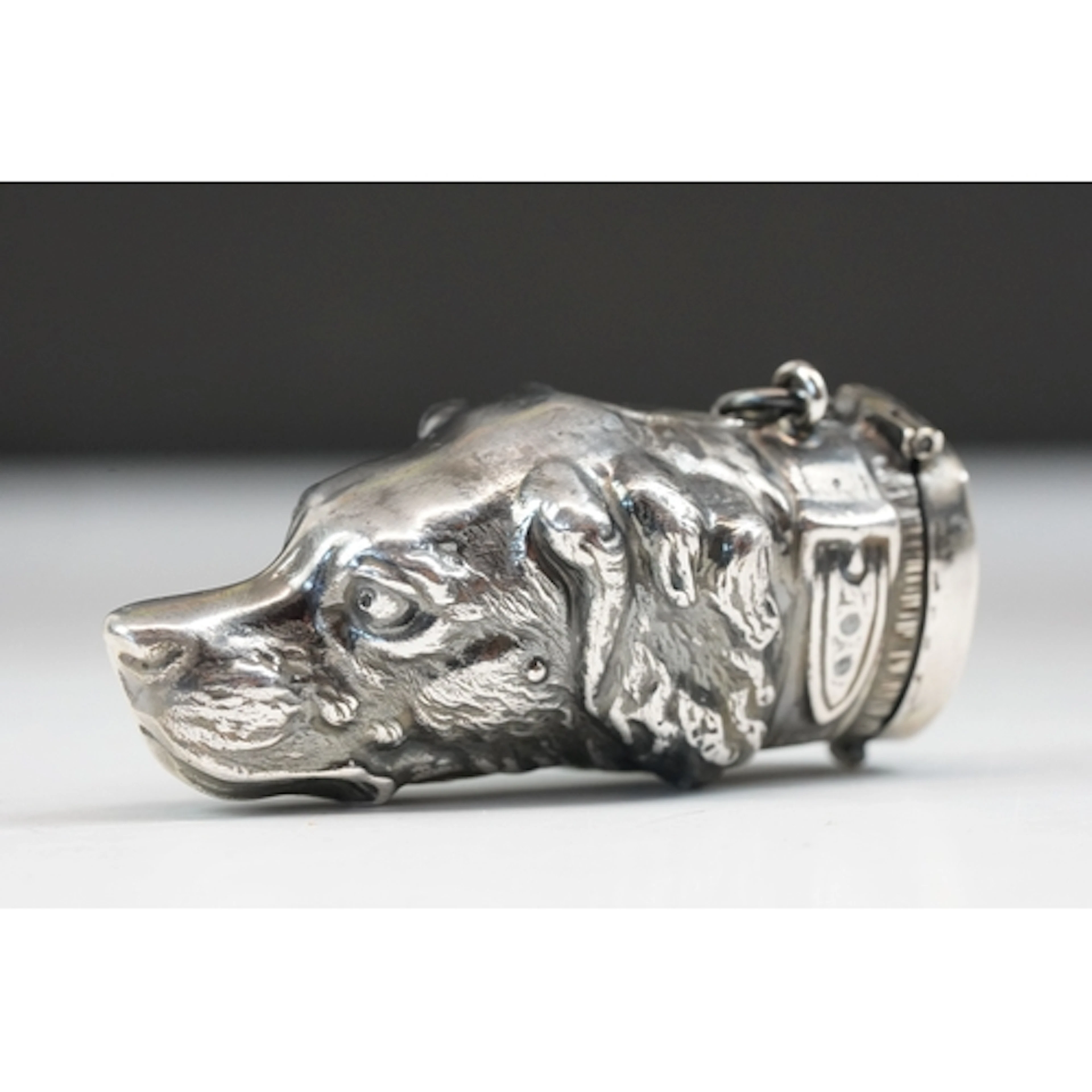Silver plated dogs head vesta case, 7cm long