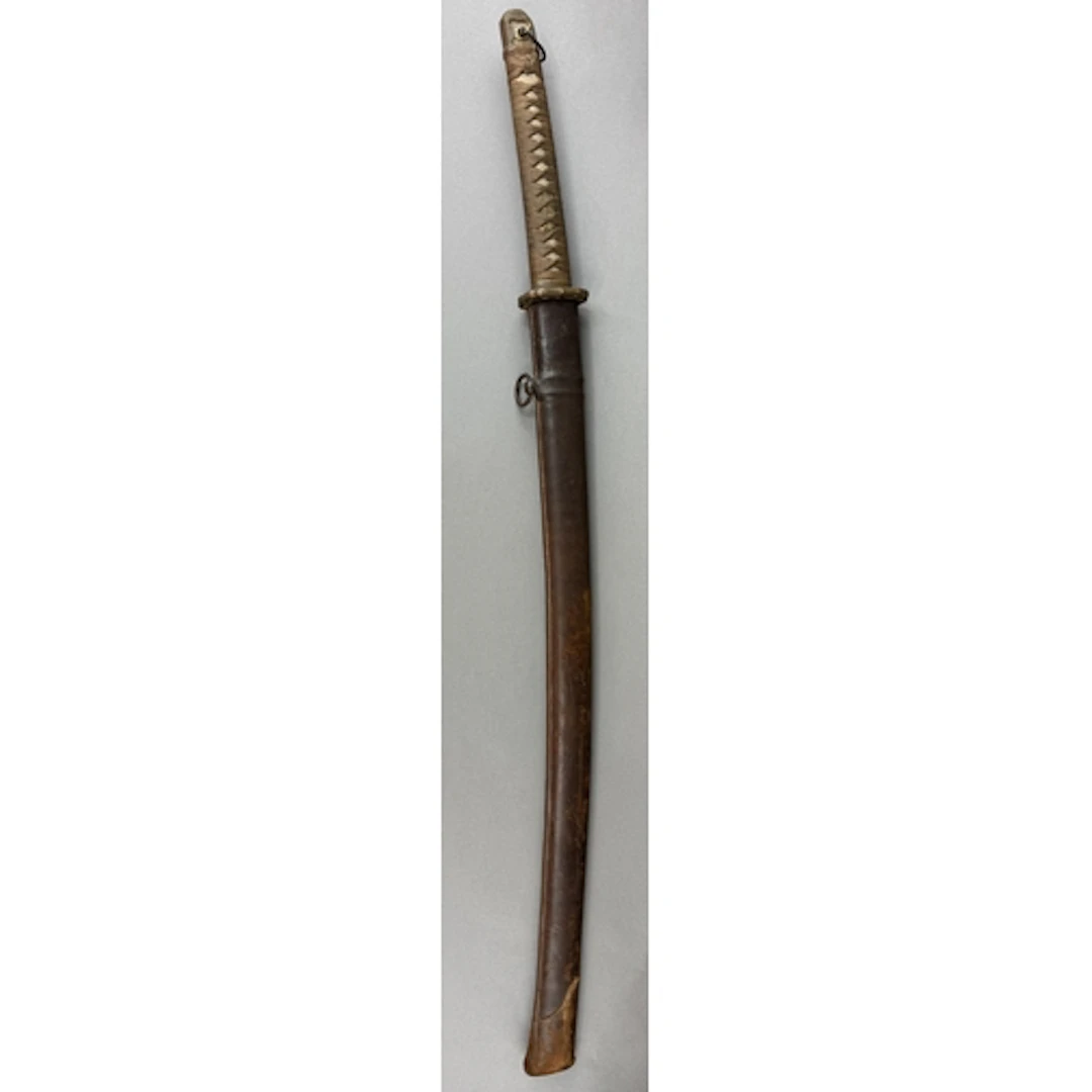 Militaria: a Japanese WW2 katana, the 66cm blade within a le...